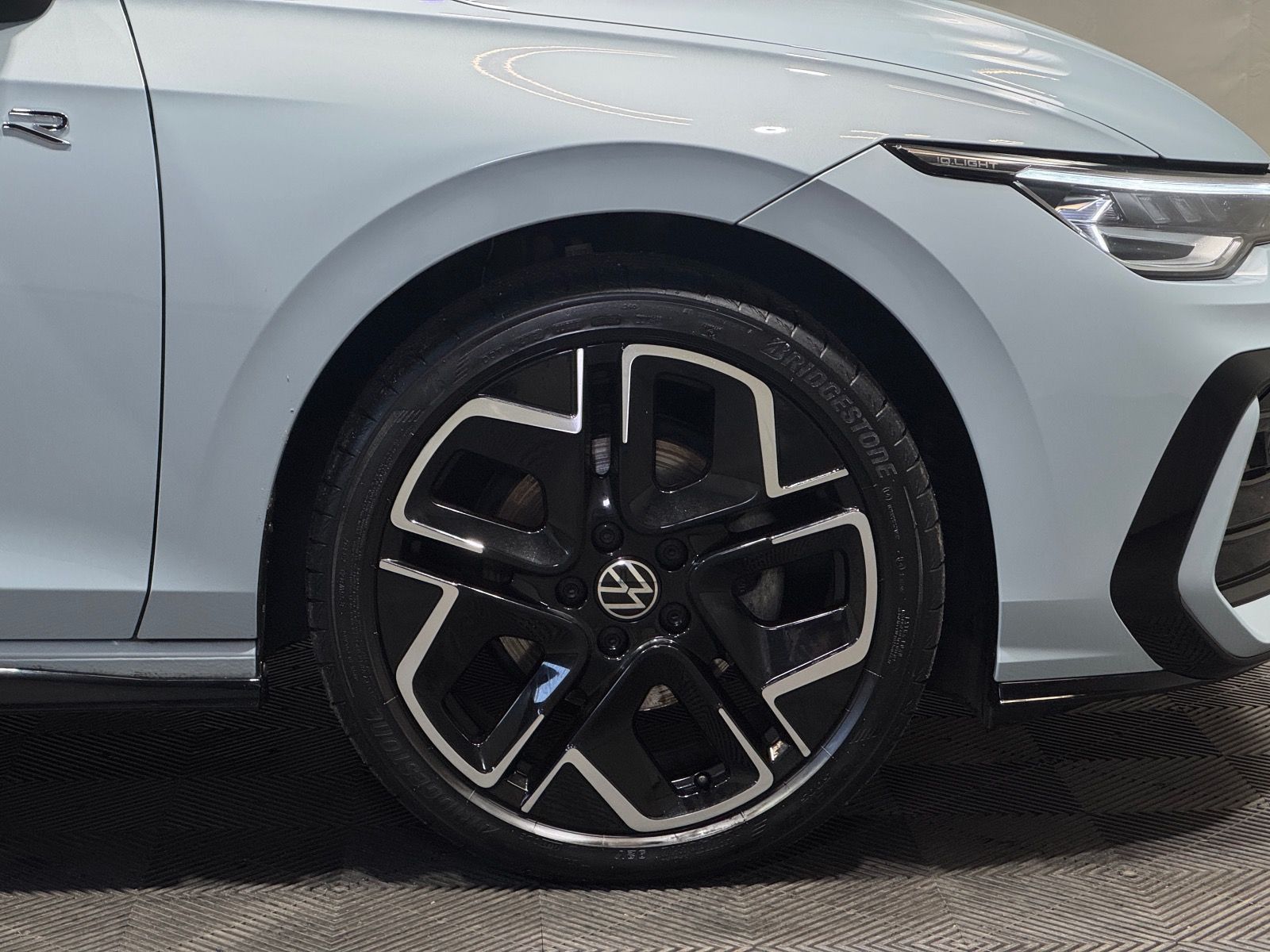 Volkswagen Golf R-Line 1.5 eTSI DSG | MATRIX NAVI PANO AHK