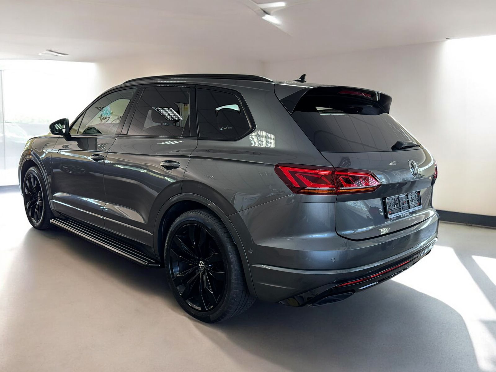 Volkswagen Touareg R-Line 4Motion - Samsaru's Car Outlet