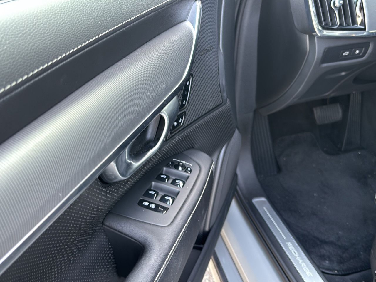 Volvo S90 Plus Dark Recharge Plug-In Hybrid AWD LED