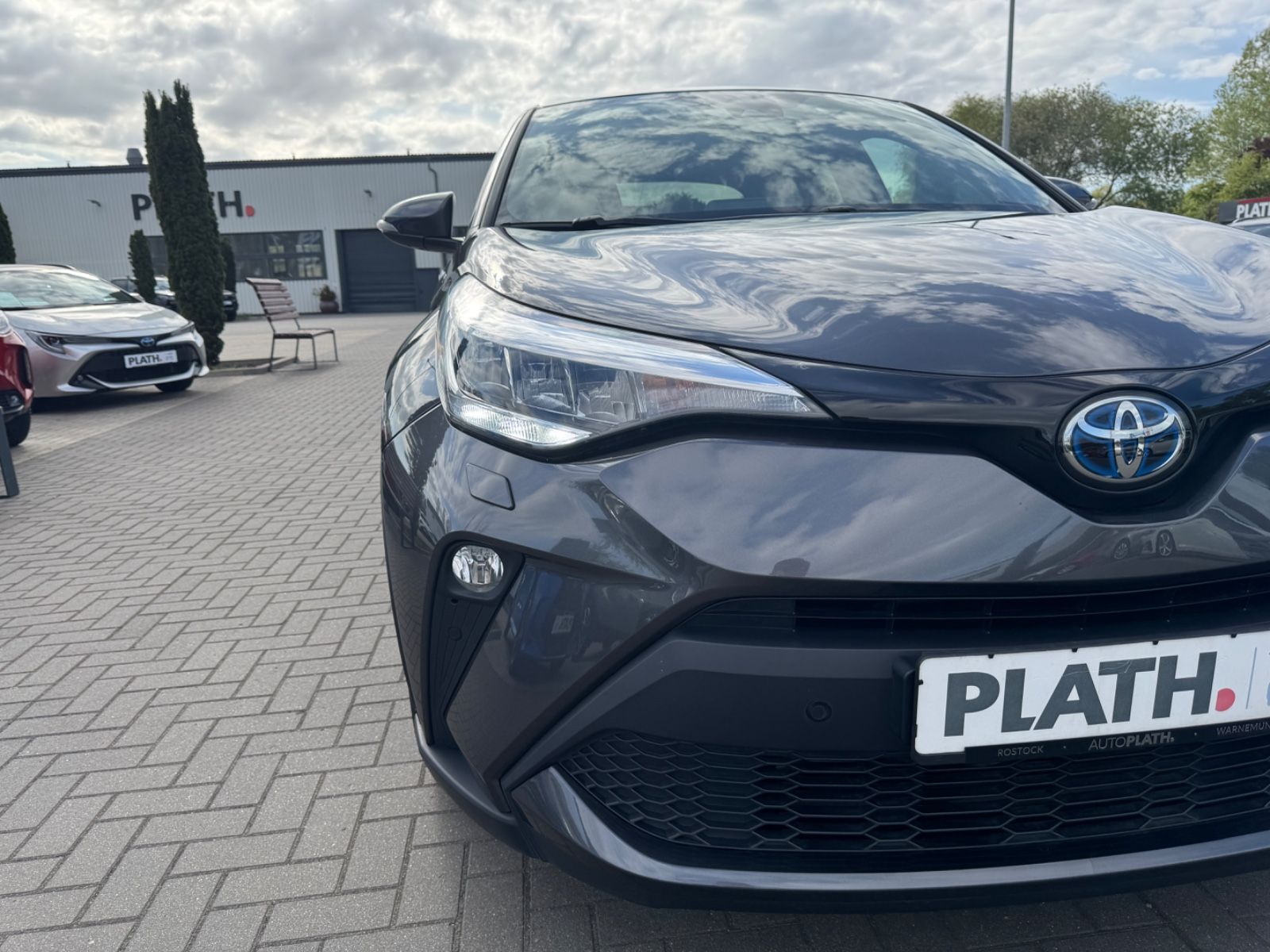 Toyota C-HR Hybrid Style - Samsaru's Car Outlet