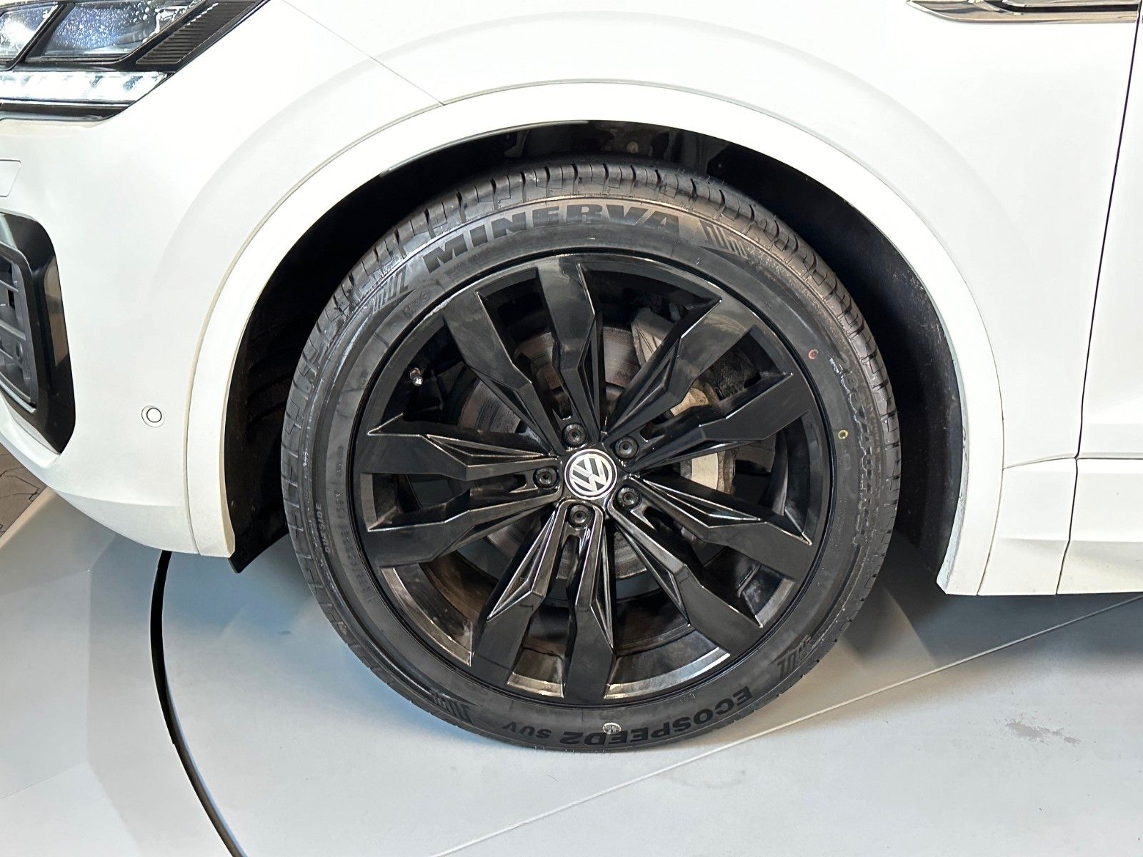 Volkswagen Touareg R-Line 4Motion Black - Samsaru's Car Outlet