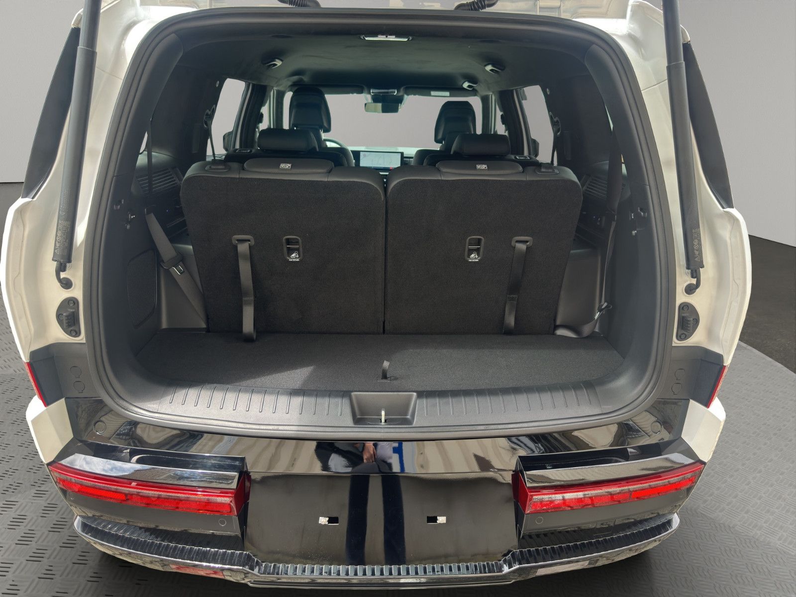 Hyundai SANTA FE 1.6 T-GDI PHEV BLACKLINE - Samsaru's Car Outlet
