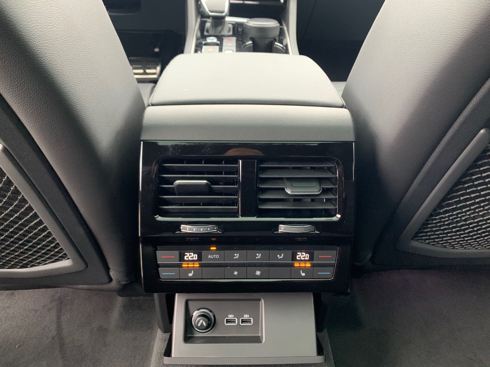 Volkswagen Touareg 3.0 TDI R-Line - Samsaru's Car Outlet