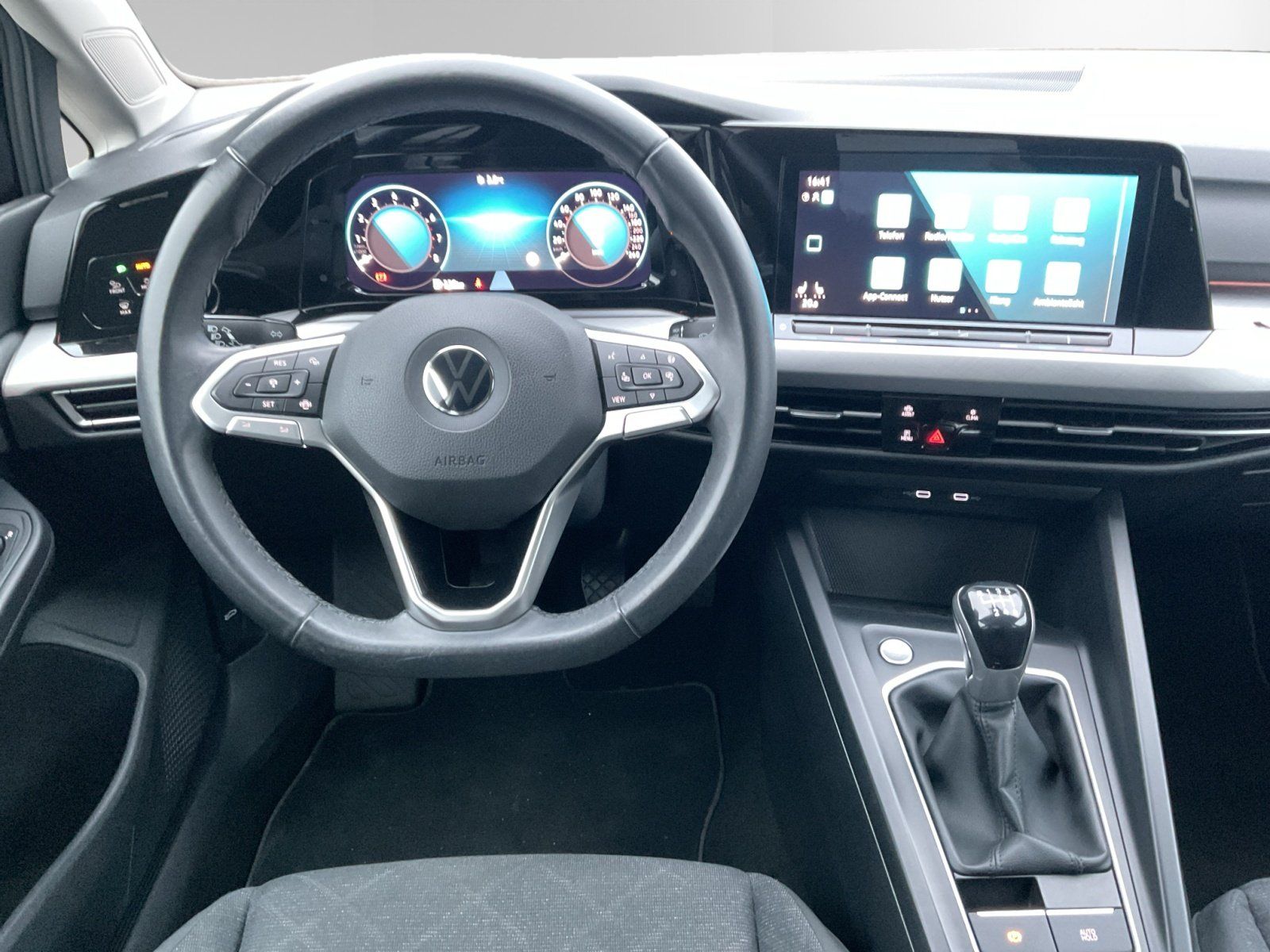 Volkswagen Golf VIII 1.5 TSI Life - Samsaru's Car Outlet
