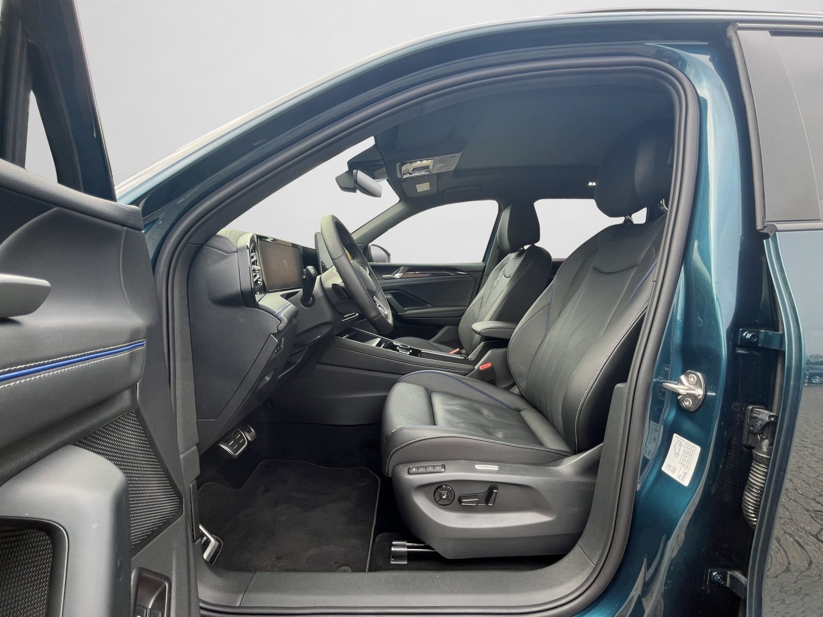 Volkswagen Tiguan R-Line 1.5 eHybrid PANO HD-MATRIX AHK 360