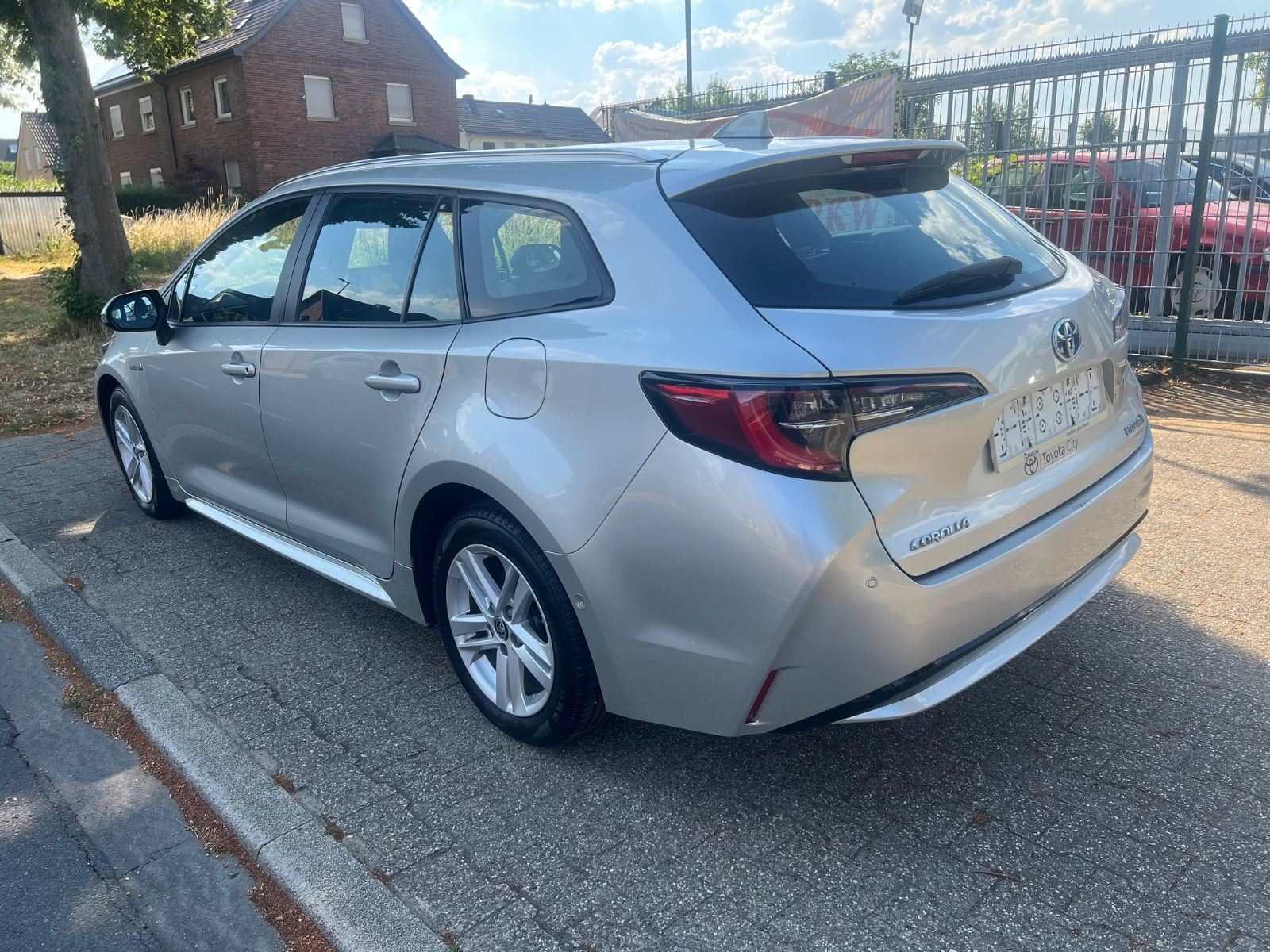 Toyota Corolla Touring Sports Hybrid Dynamic - Samsaru's Car Outlet