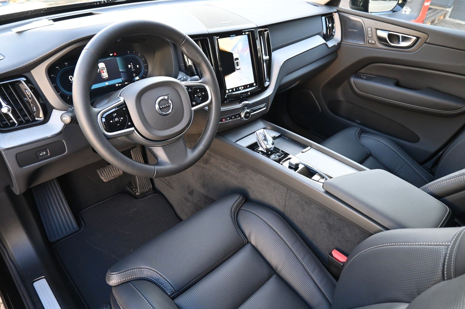 Volvo XC60 B5 AWD Ultra Dark*LUFT*360°*ACC*AHK