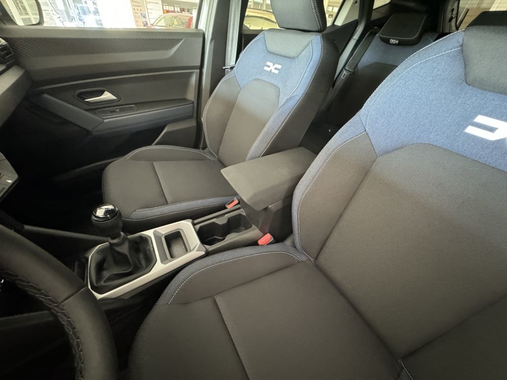 Dacia Duster Neuer Journey TCe130 - Samsaru's Car Outlet