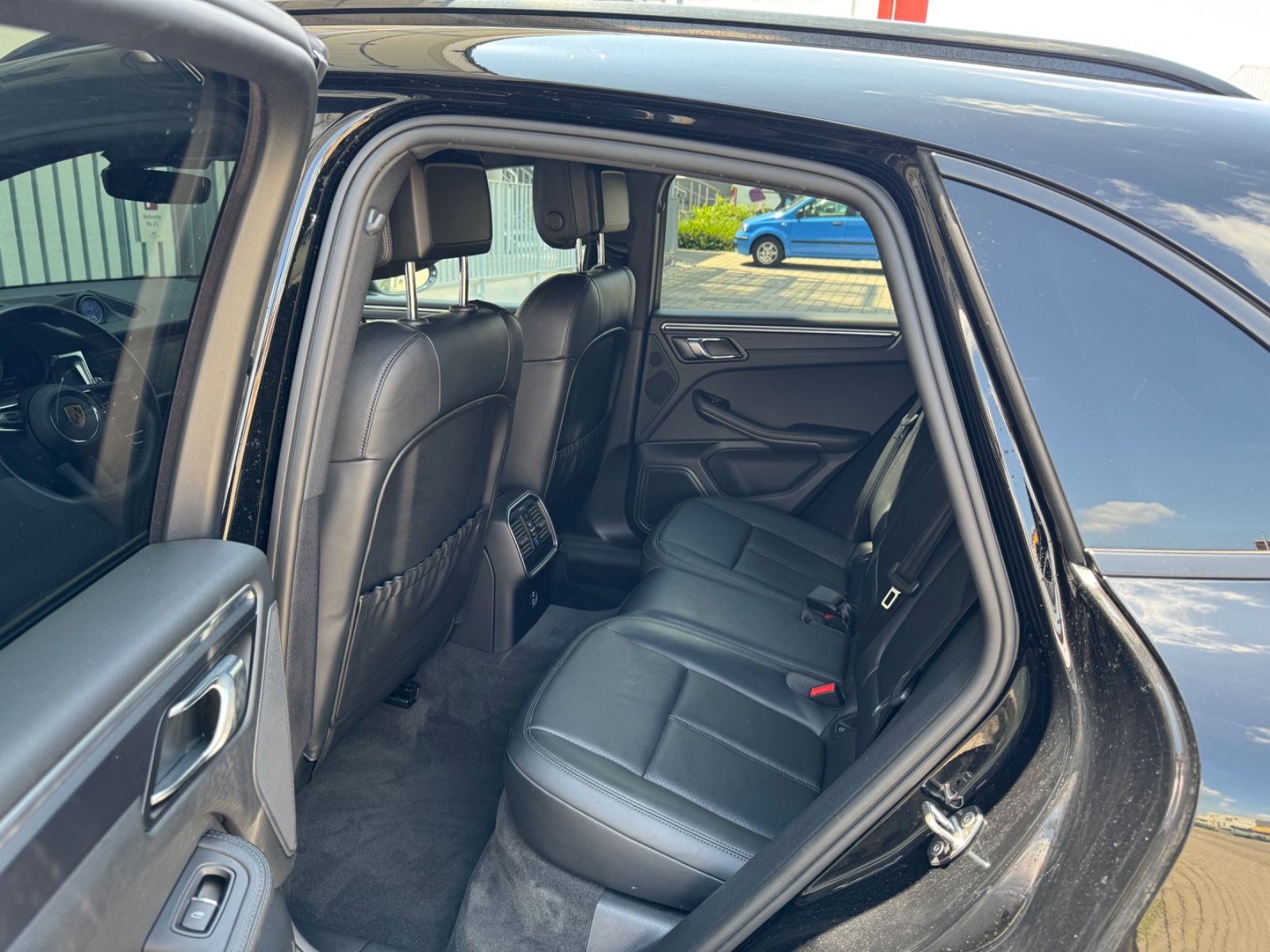 Porsche Macan - Samsaru's Car Outlet