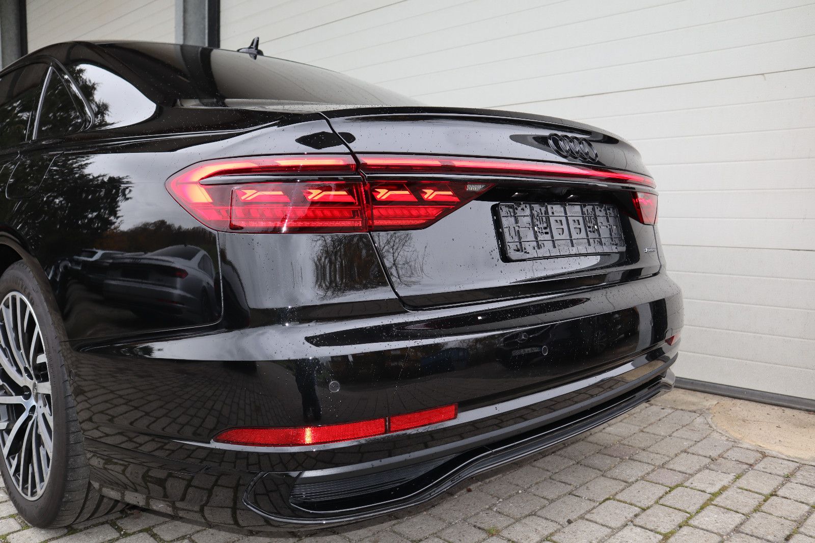 Audi A8L 60 TFSIe lang S-Line - Samsaru's Car Outlet