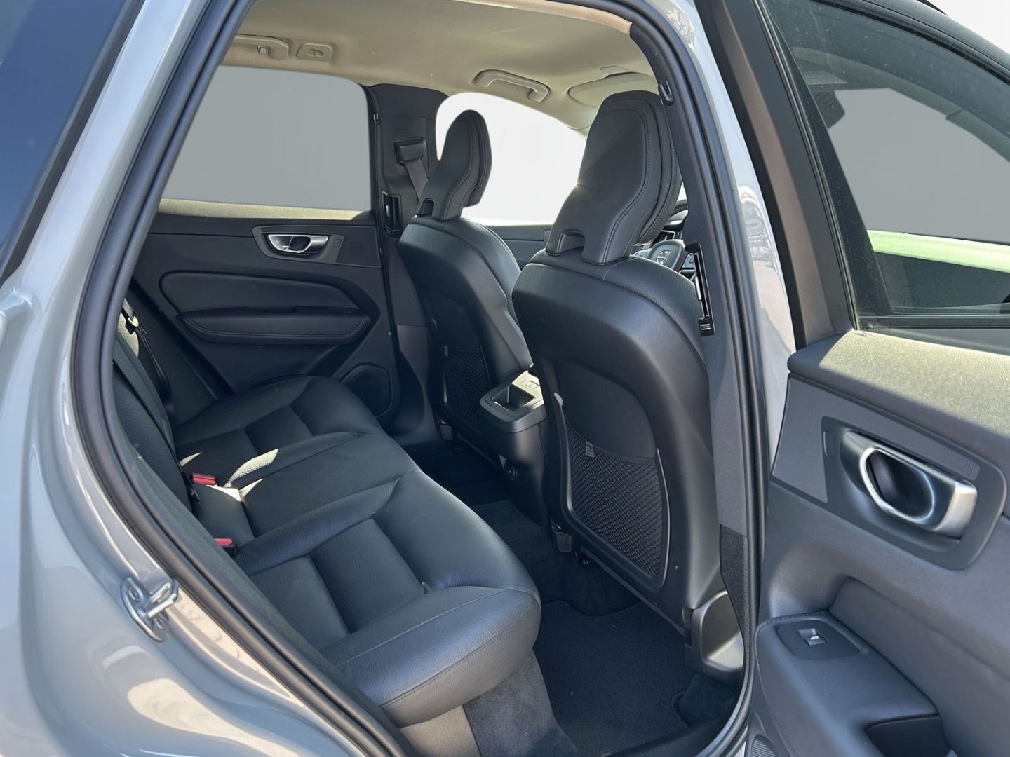 Volvo XC60 B4 Diesel AWD Plus Dark - Samsaru's Car Outlet