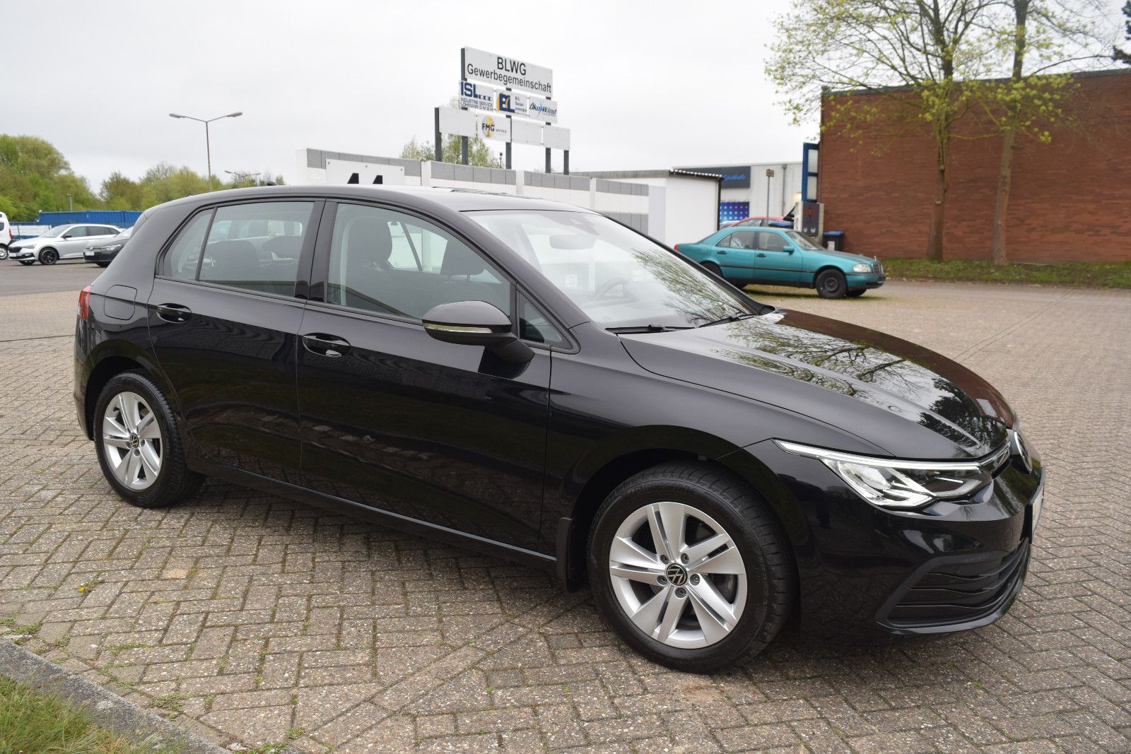 Volkswagen Golf VIII Lim. Life - Samsaru's Car Outlet