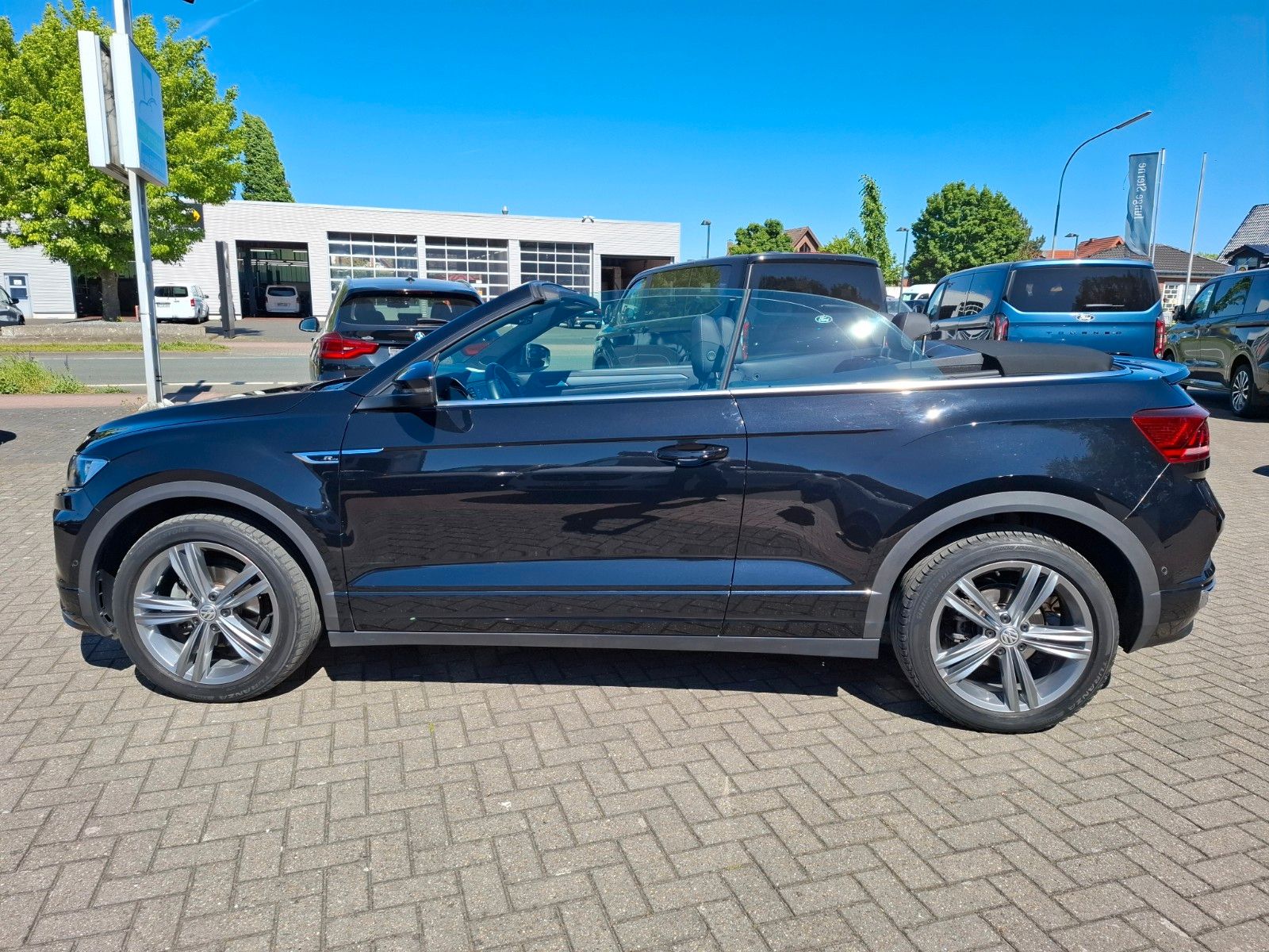 Volkswagen T-Roc R-Line - Samsaru's Car Outlet