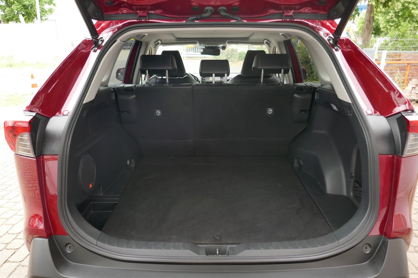 Toyota RAV 4 Hybrid Lounge Allrad - Samsaru's Car Outlet