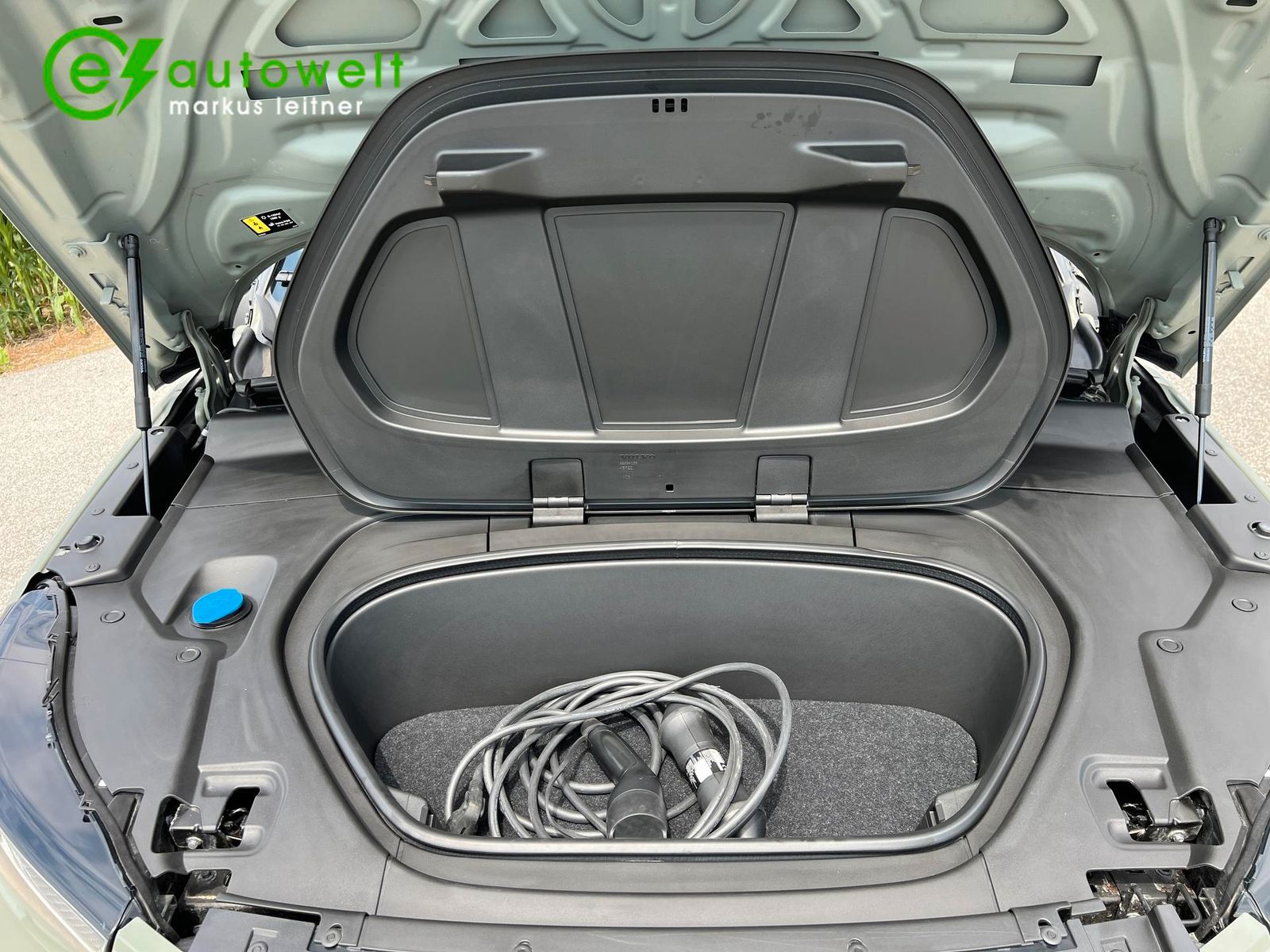 Volvo XC40 Plus Recharge Pure AWD - Samsaru's Car Outlet