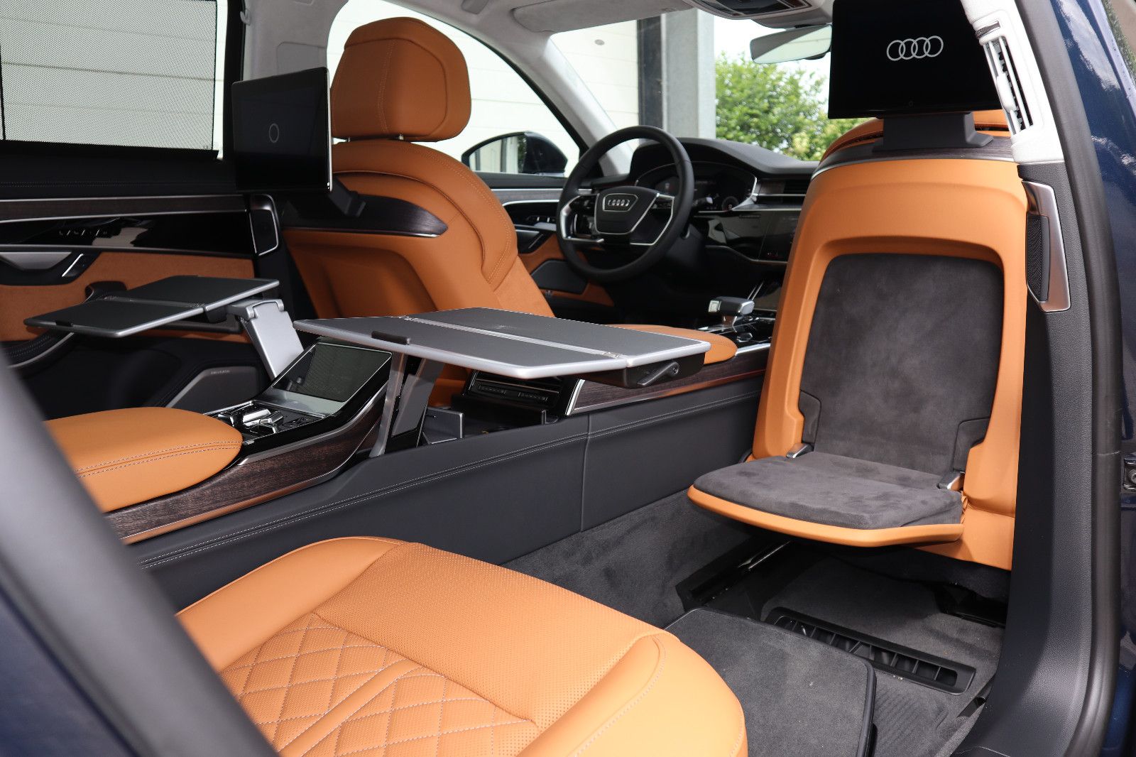 Audi A8L 55 TFSI lang - Samsaru's Car Outlet