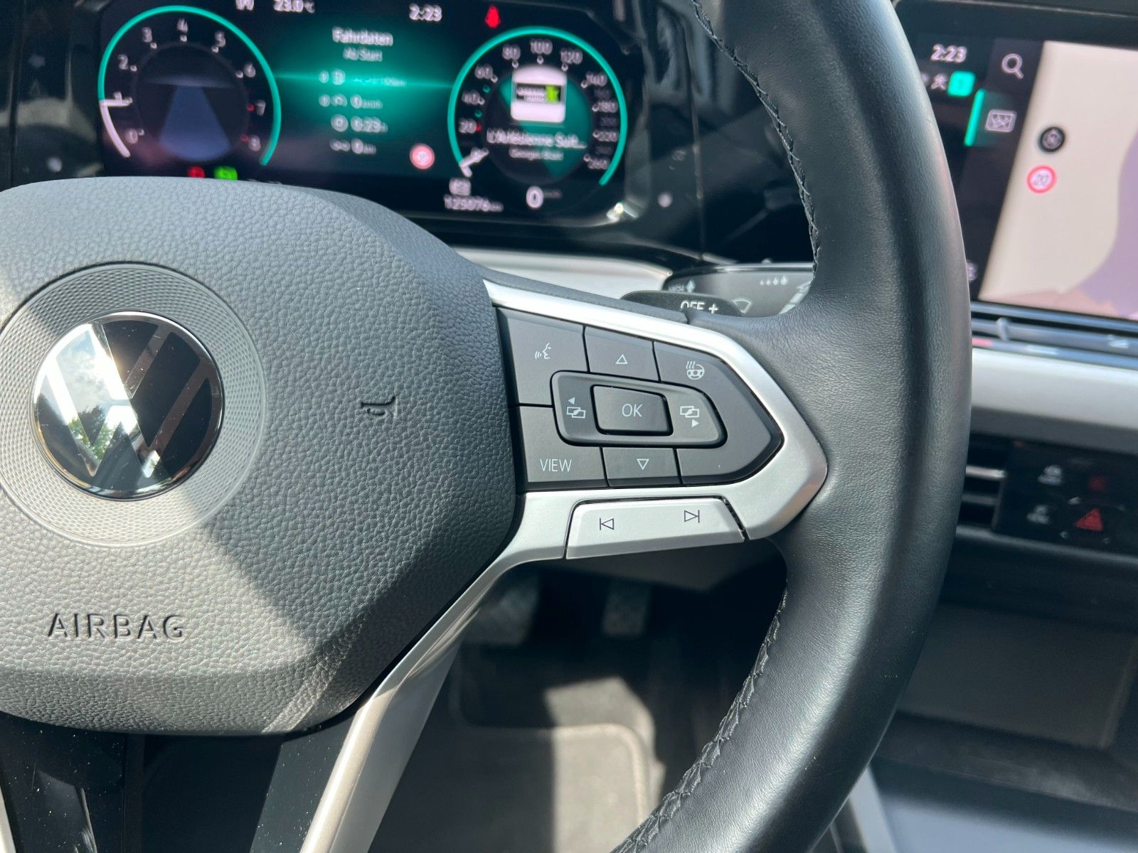 Volkswagen Golf VIII Variant Life eTSI - Samsaru's Car Outlet