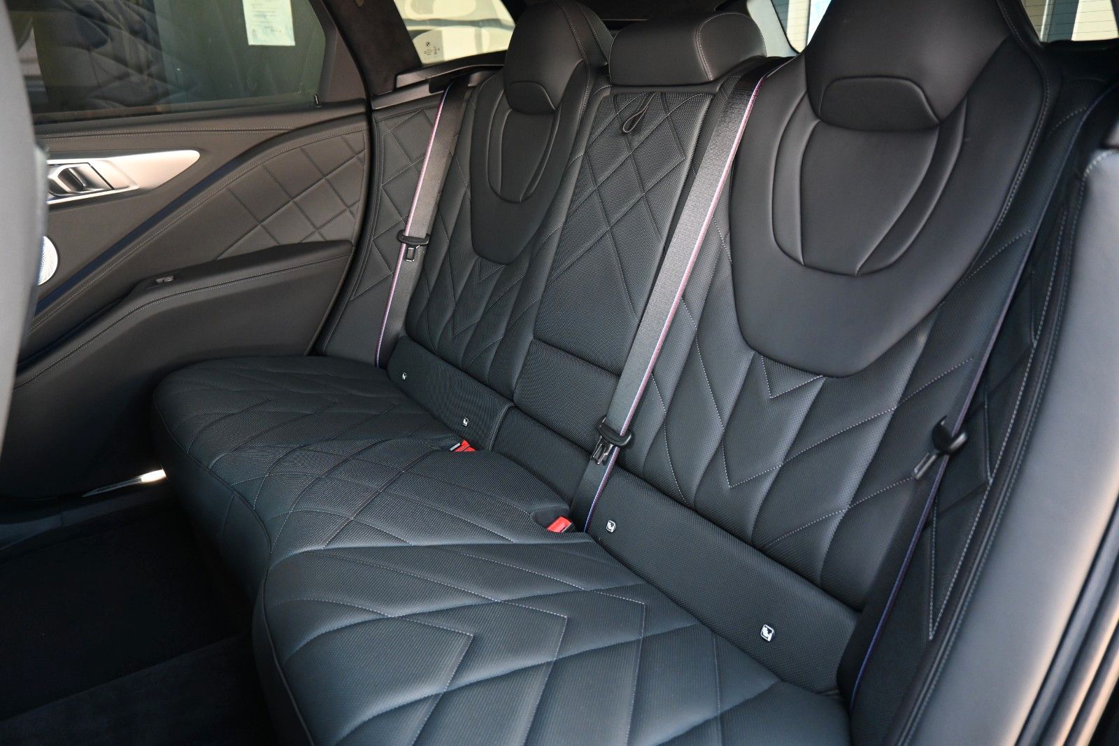 BMW XM*B&W*MASS*LUFT*23"AHK*ACC*NAV*MIETKAUF