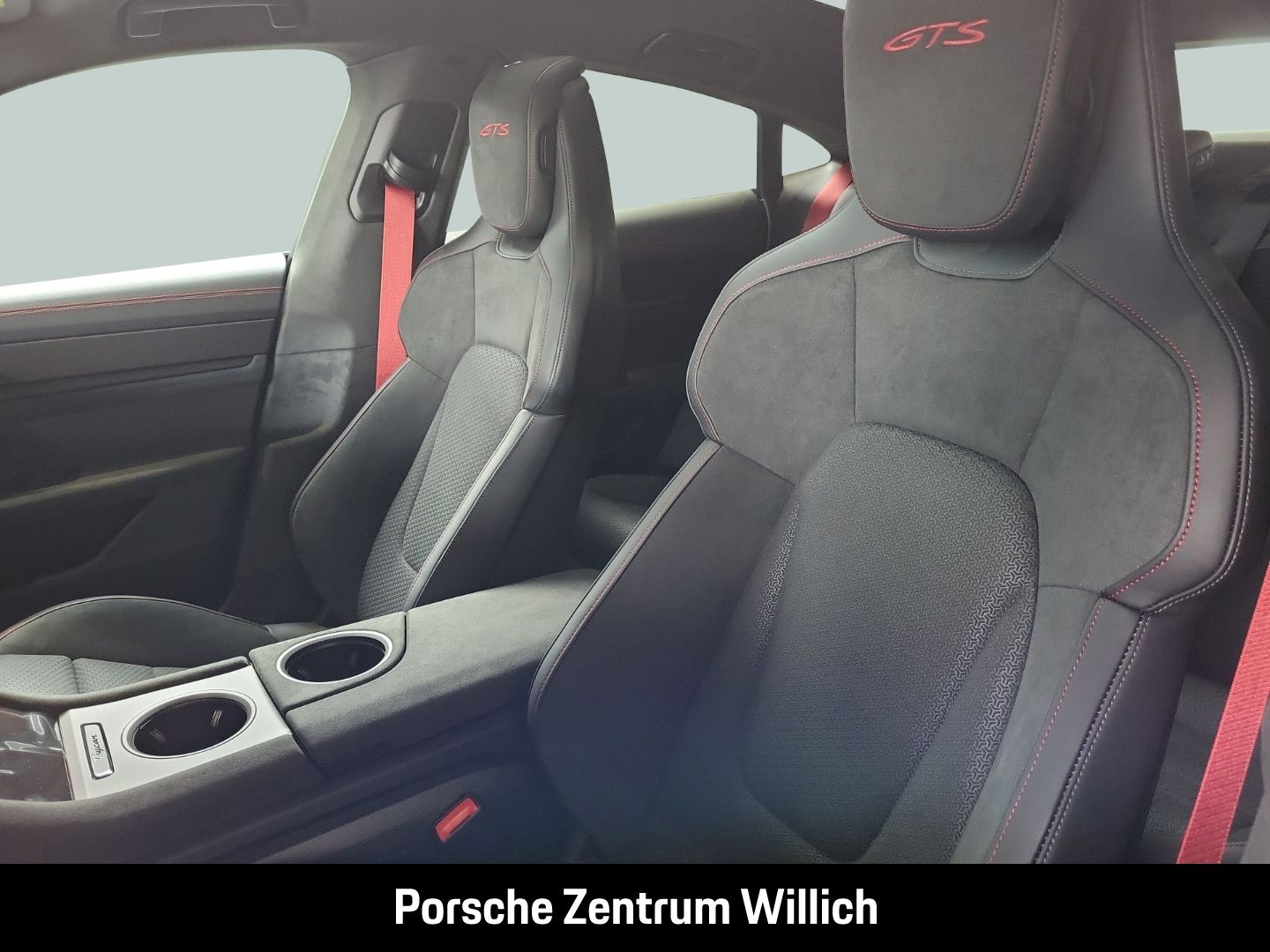 Porsche Taycan GTS HA-Lenkung Active-Ride Head-Up