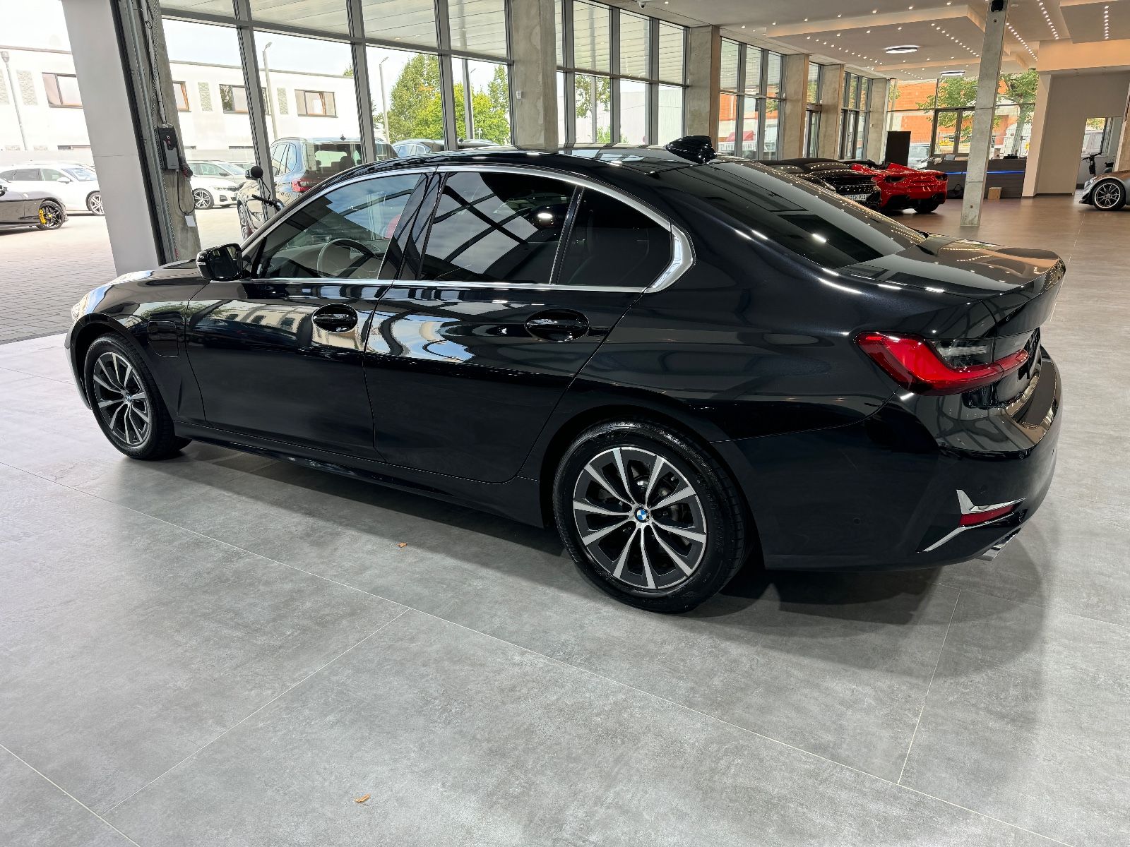BMW 330 e Luxury Line Individual - Samsaru's Car Outlet