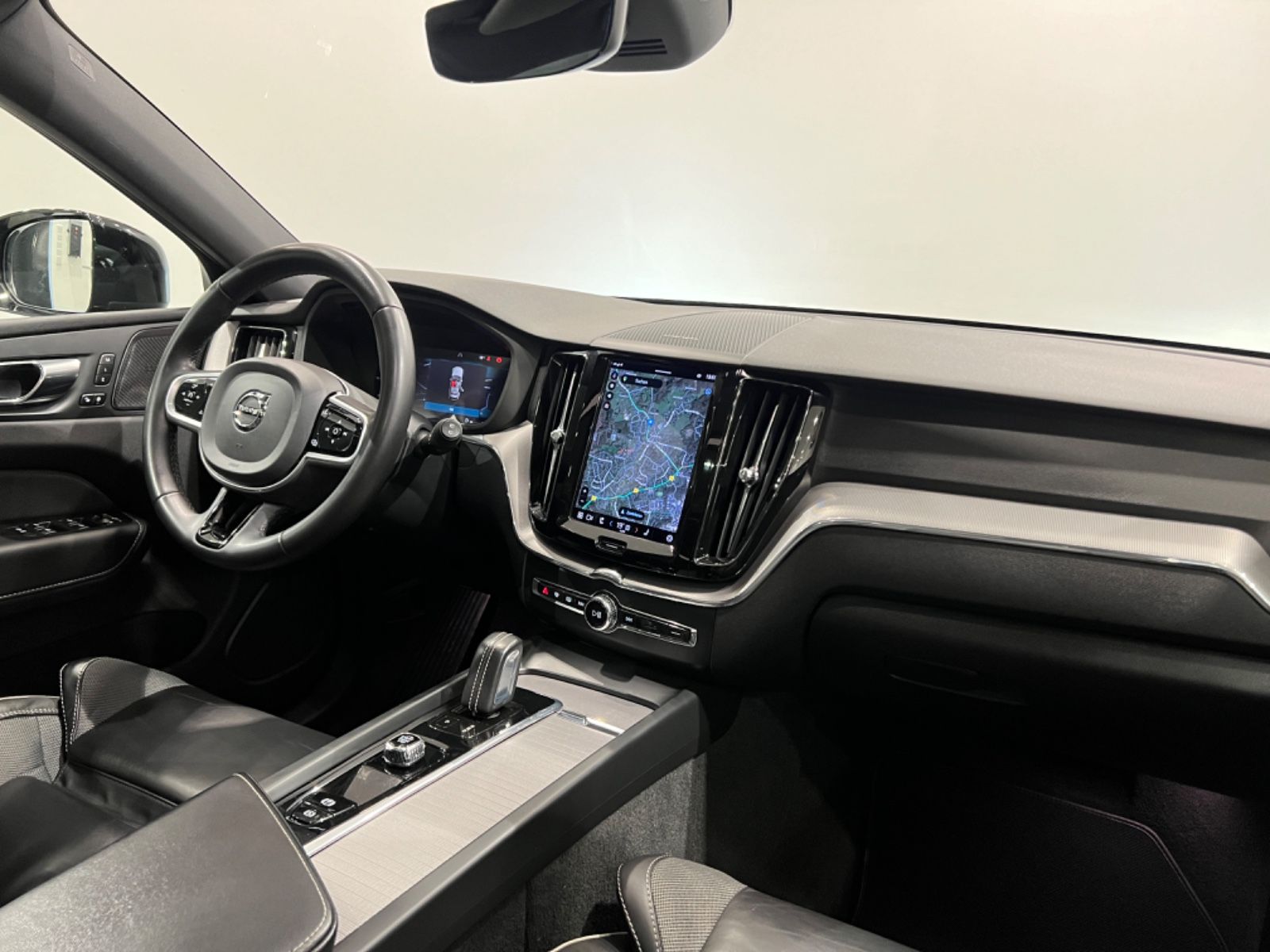 Volvo XC60 R Design AWD - Samsaru's Car Outlet