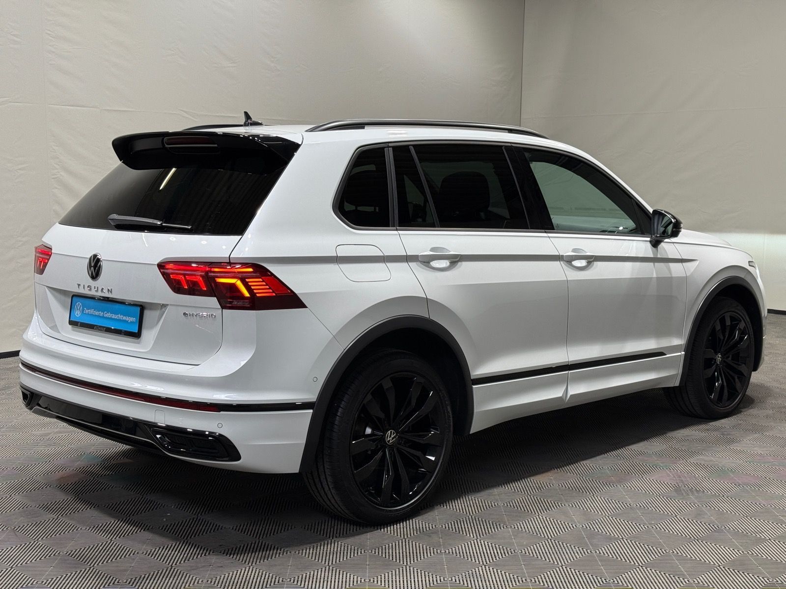 Volkswagen Tiguan R-Line 1.4 TSI eHybrid - Samsaru's Car Outlet