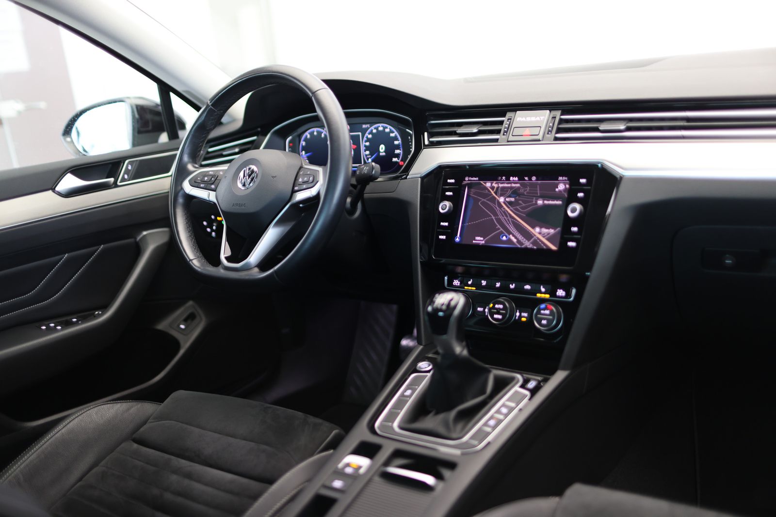 Volkswagen Passat LIMOUSINE 1.5 TSI ELEGANCE - Samsaru's Car Outlet