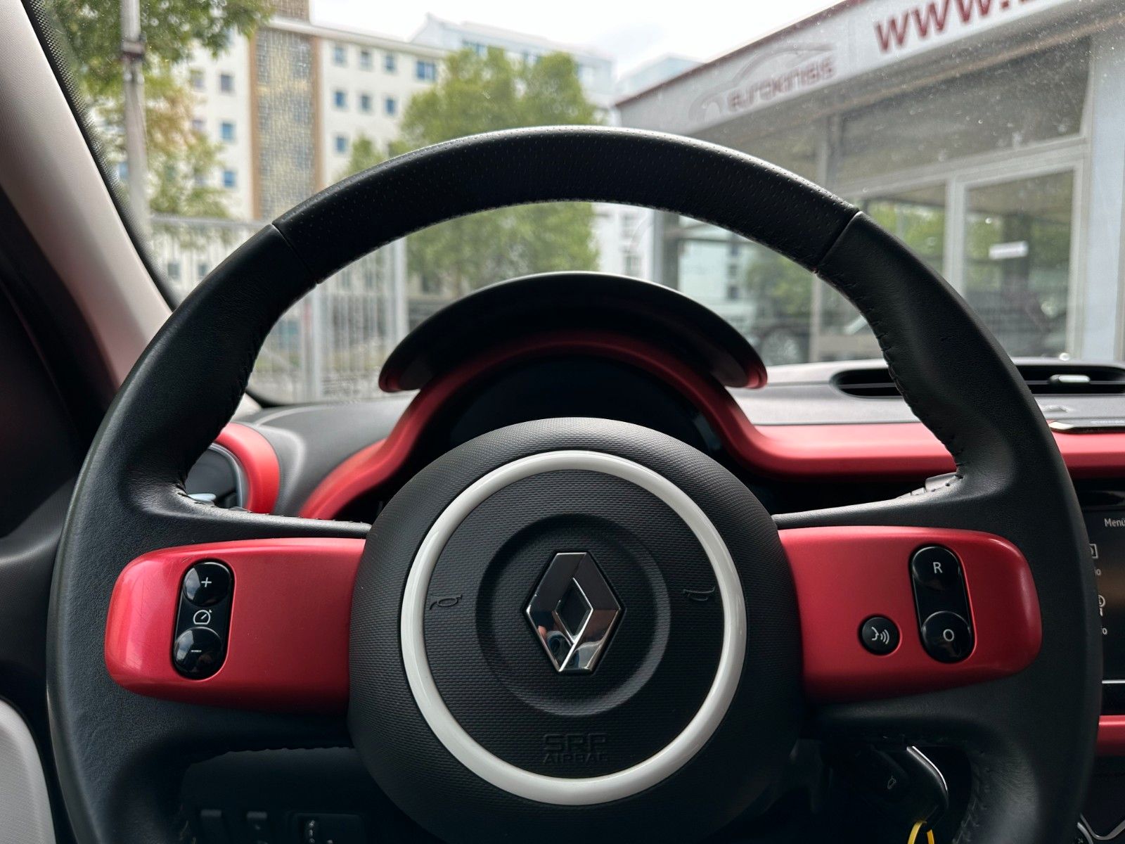 Renault Twingo TCe90 - Samsaru's Car Outlet