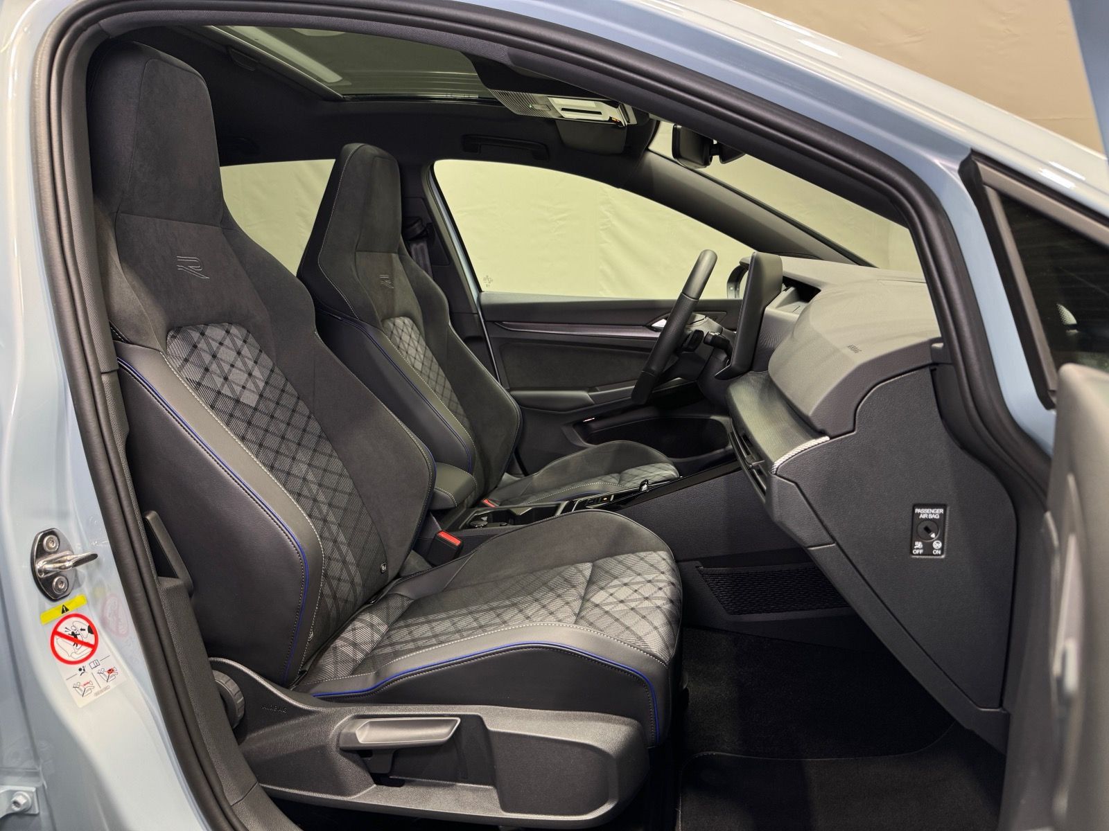 Volkswagen Golf R-Line 1.5 eTSI DSG | MATRIX NAVI PANO AHK