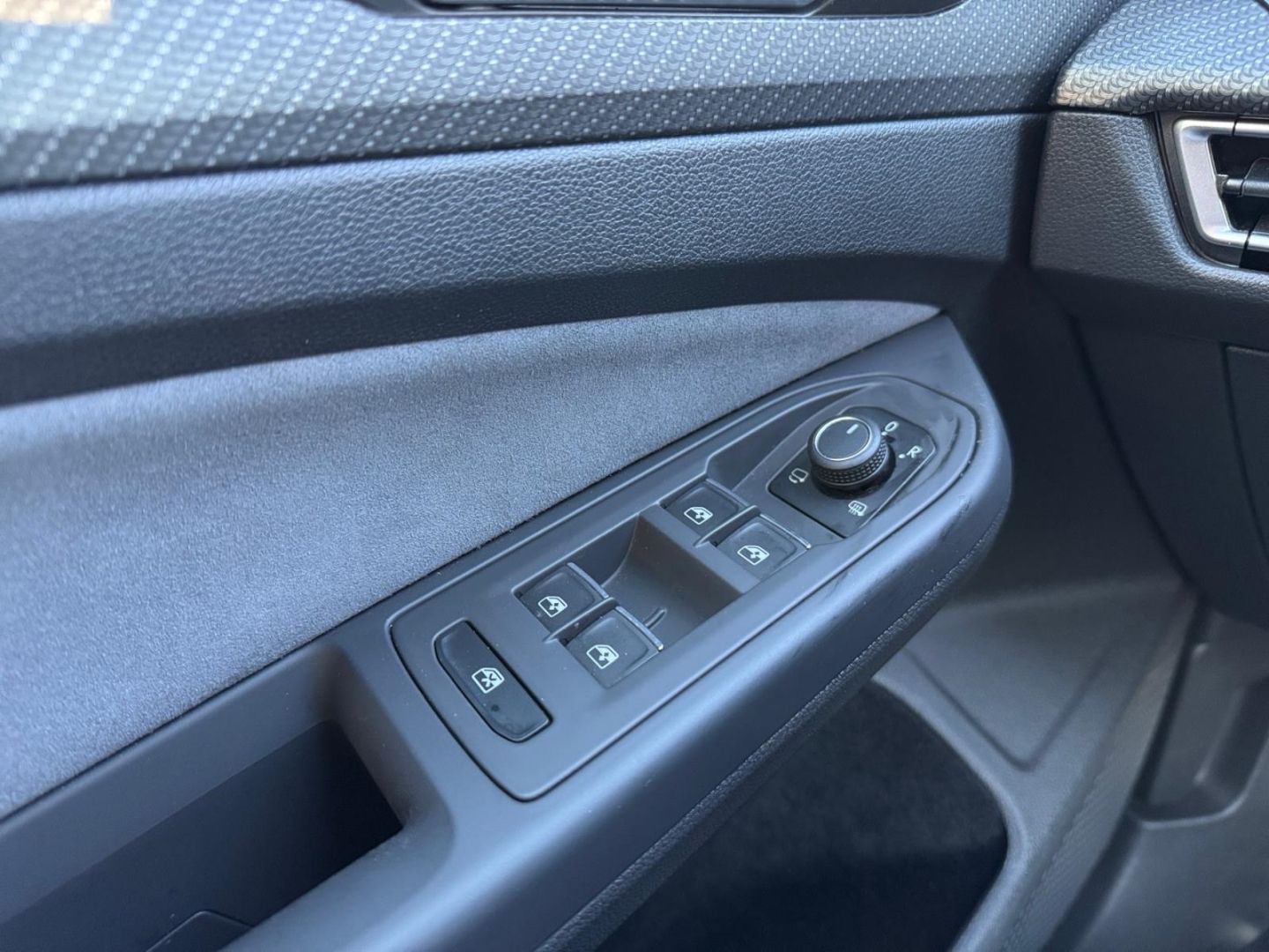 Volkswagen Golf VIII R 2.0 TSI 4Motion - Samsaru's Car Outlet