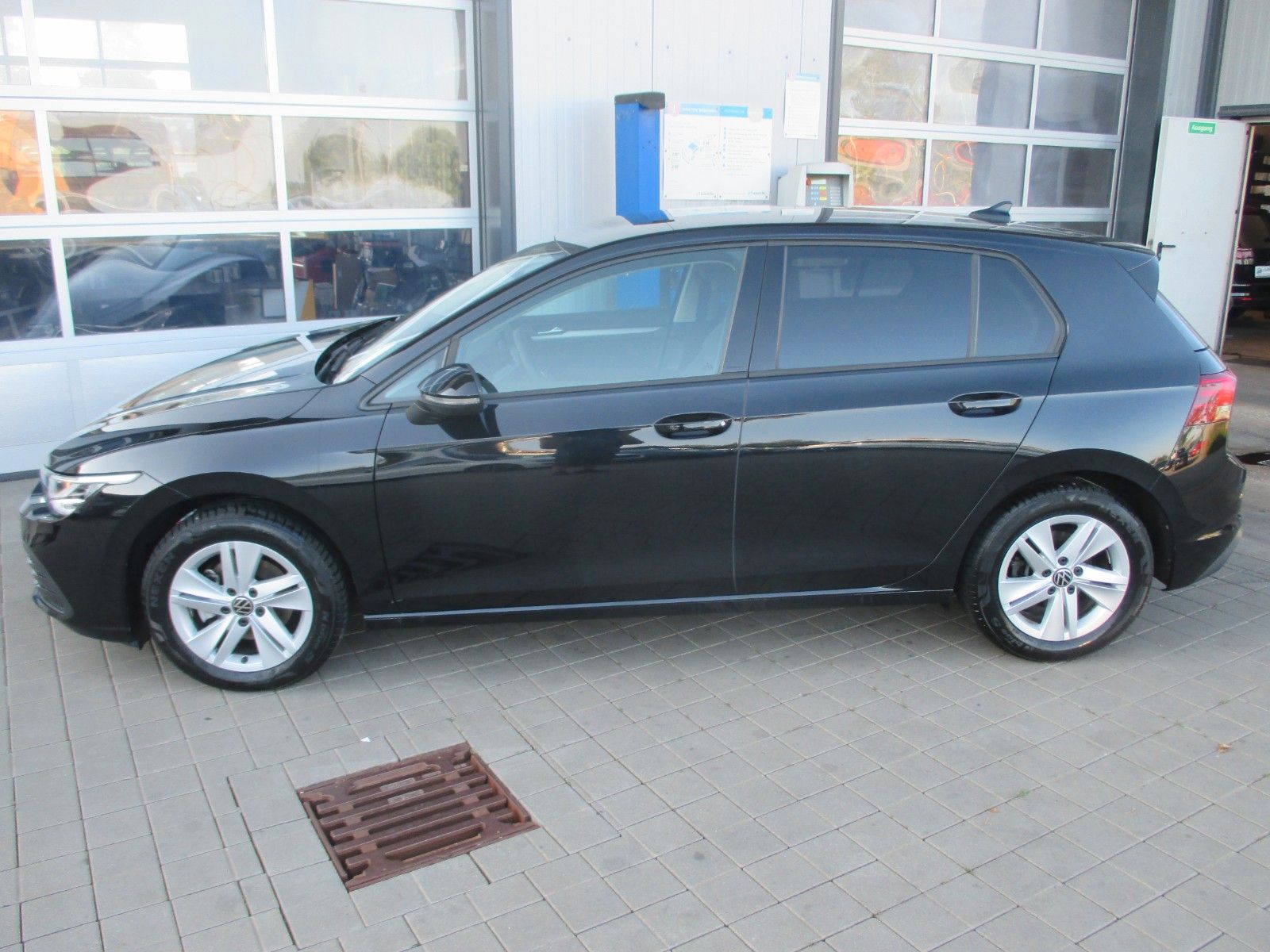 Volkswagen Golf 8 2.0 TDI DSG Life - Samsaru's Car Outlet