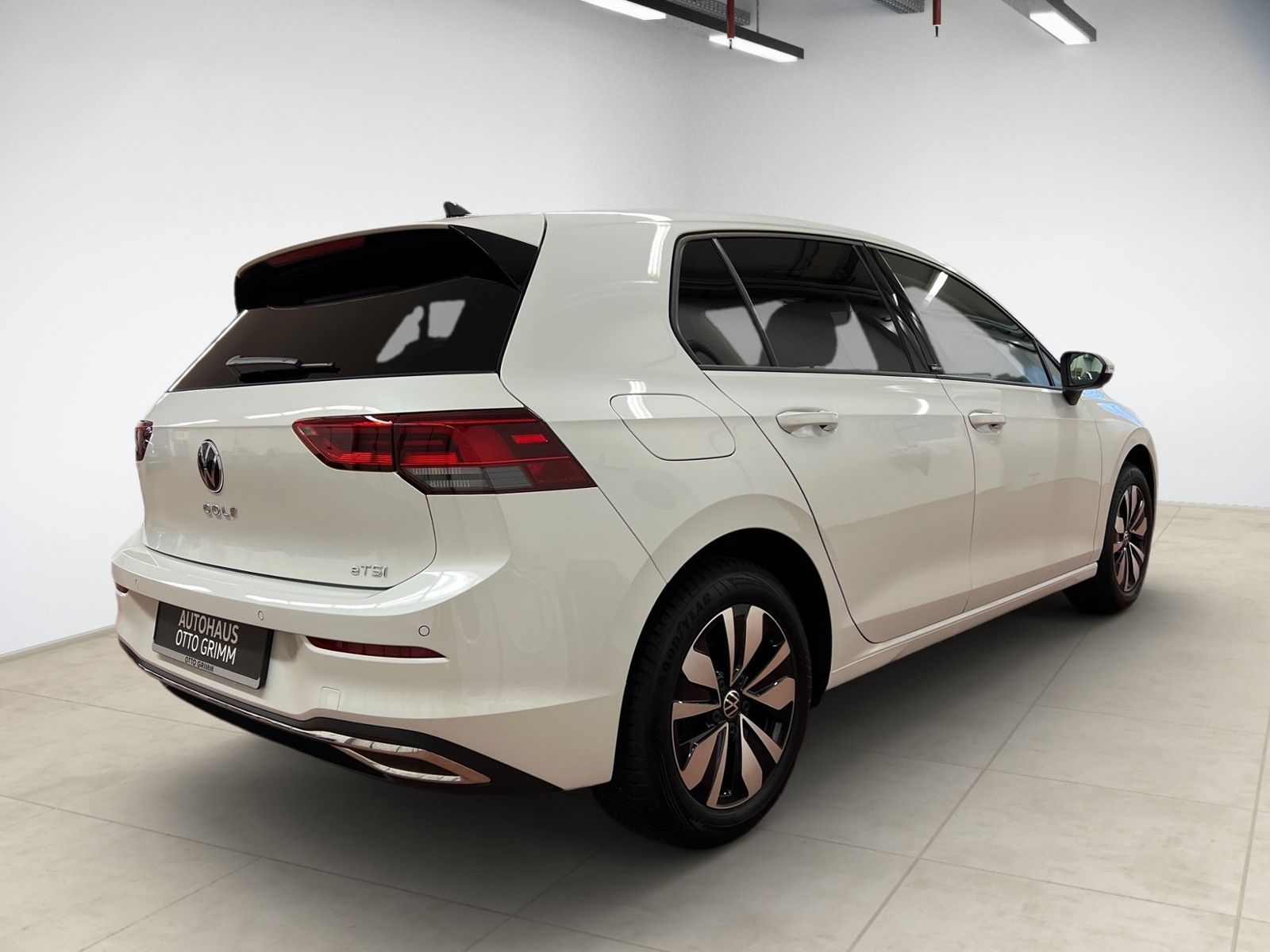 Volkswagen Golf VIII 1.0 eTSI - Samsaru's Car Outlet