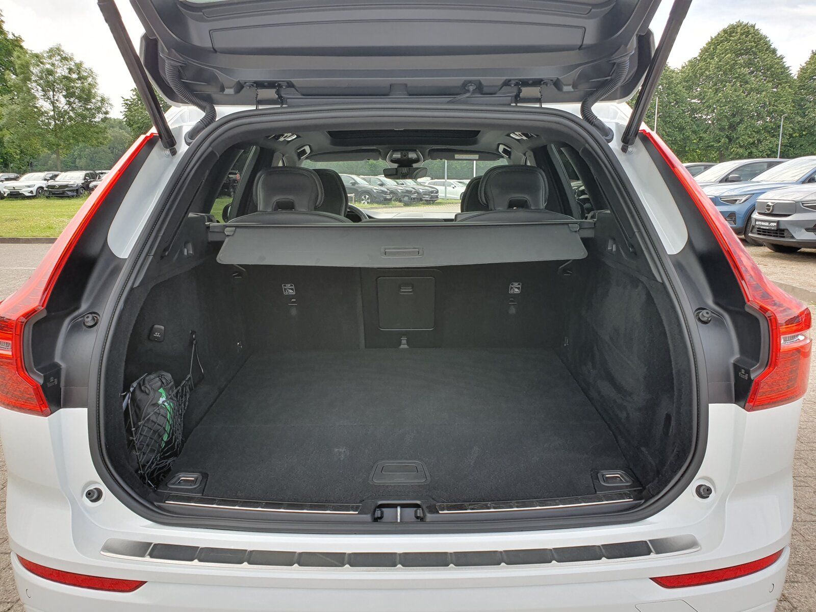 Volvo XC60 Recharge T6 R-Design PANO|