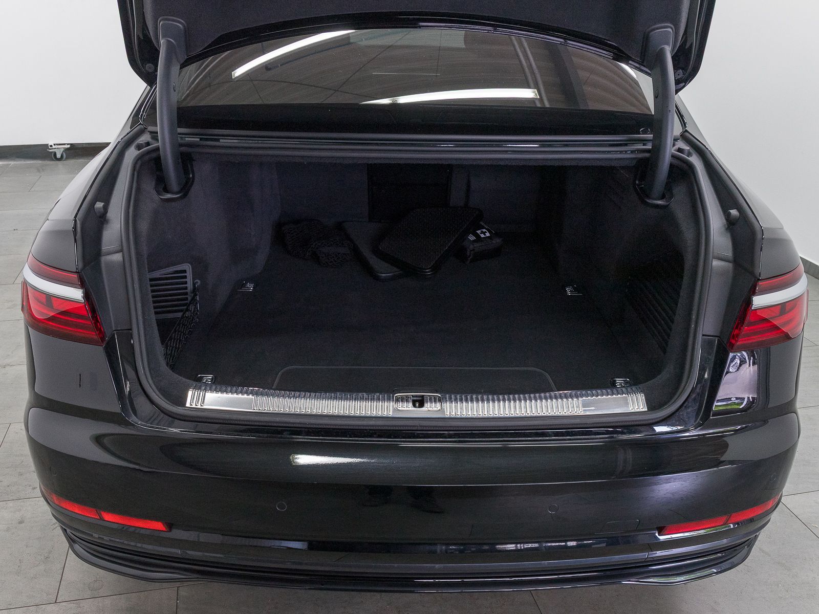 Audi A8 Lang 60 TFSIe Q - Samsaru's Car Outlet