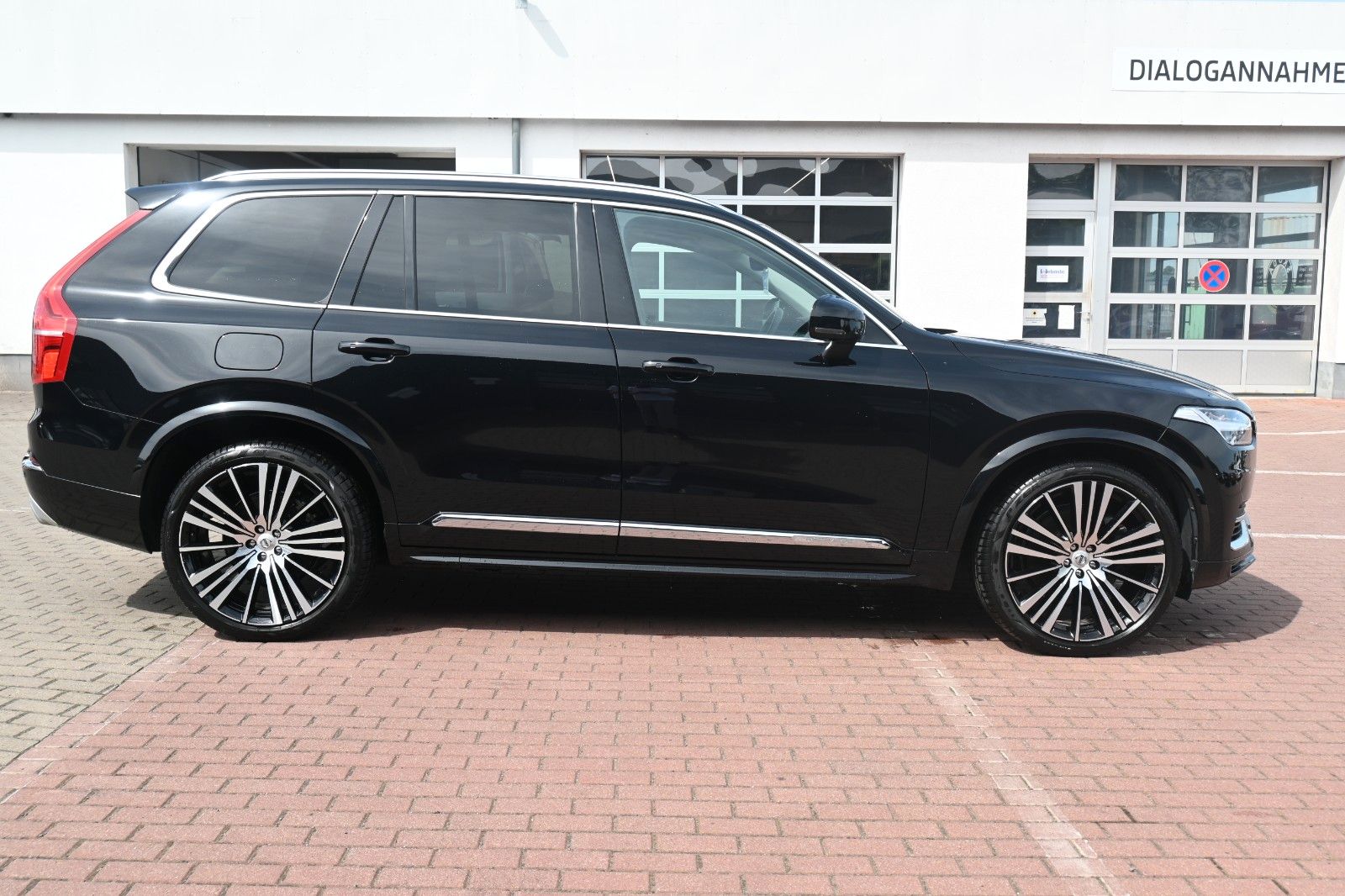 Volvo XC90 T8 Inscription - Samsaru's Car Outlet