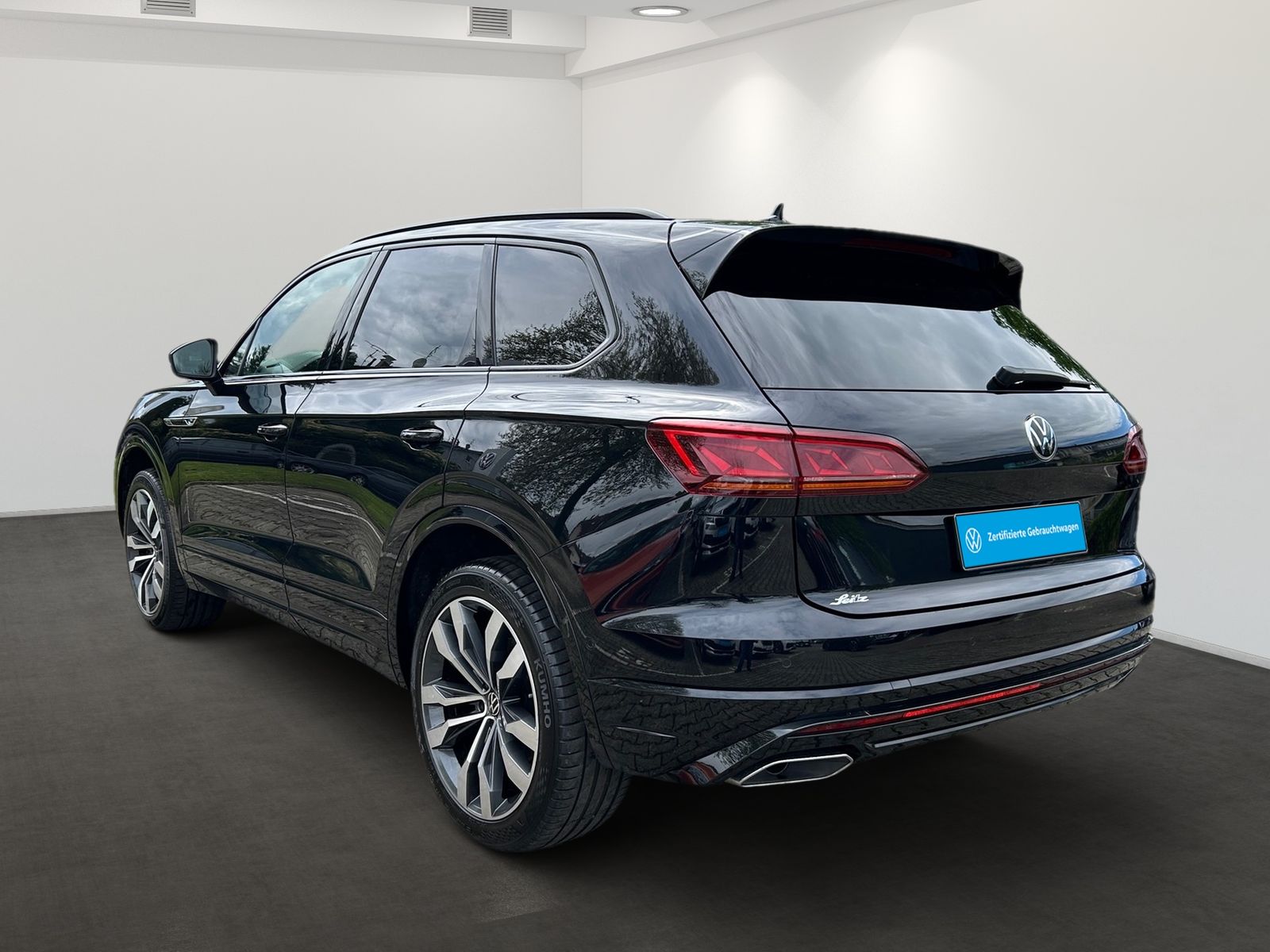 Volkswagen Touareg 3.0 TDI 4M R-Line - Samsaru's Car Outlet