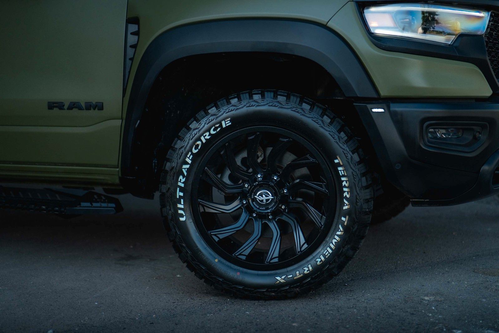 Dodge RAM 5.7 V8 HEMI 4x4 LARAMIE OFFROAD TRX Styling