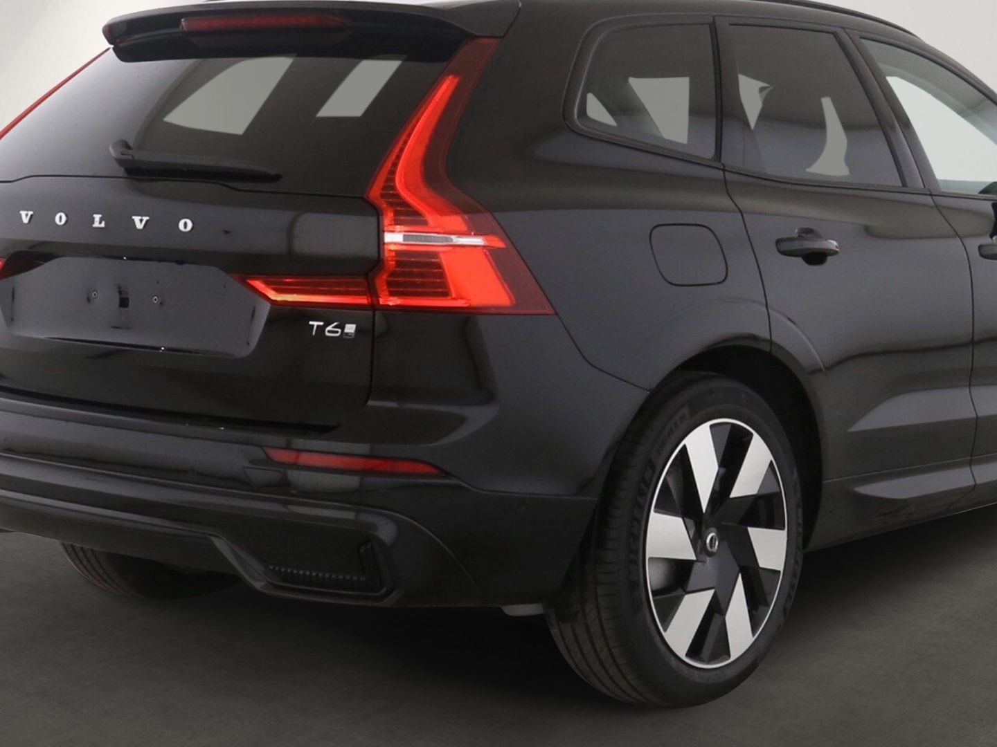 Volvo XC60 T6 Ultra Dark Recharge Plug-In Hybrid AWD - Samsaru's Car Outlet