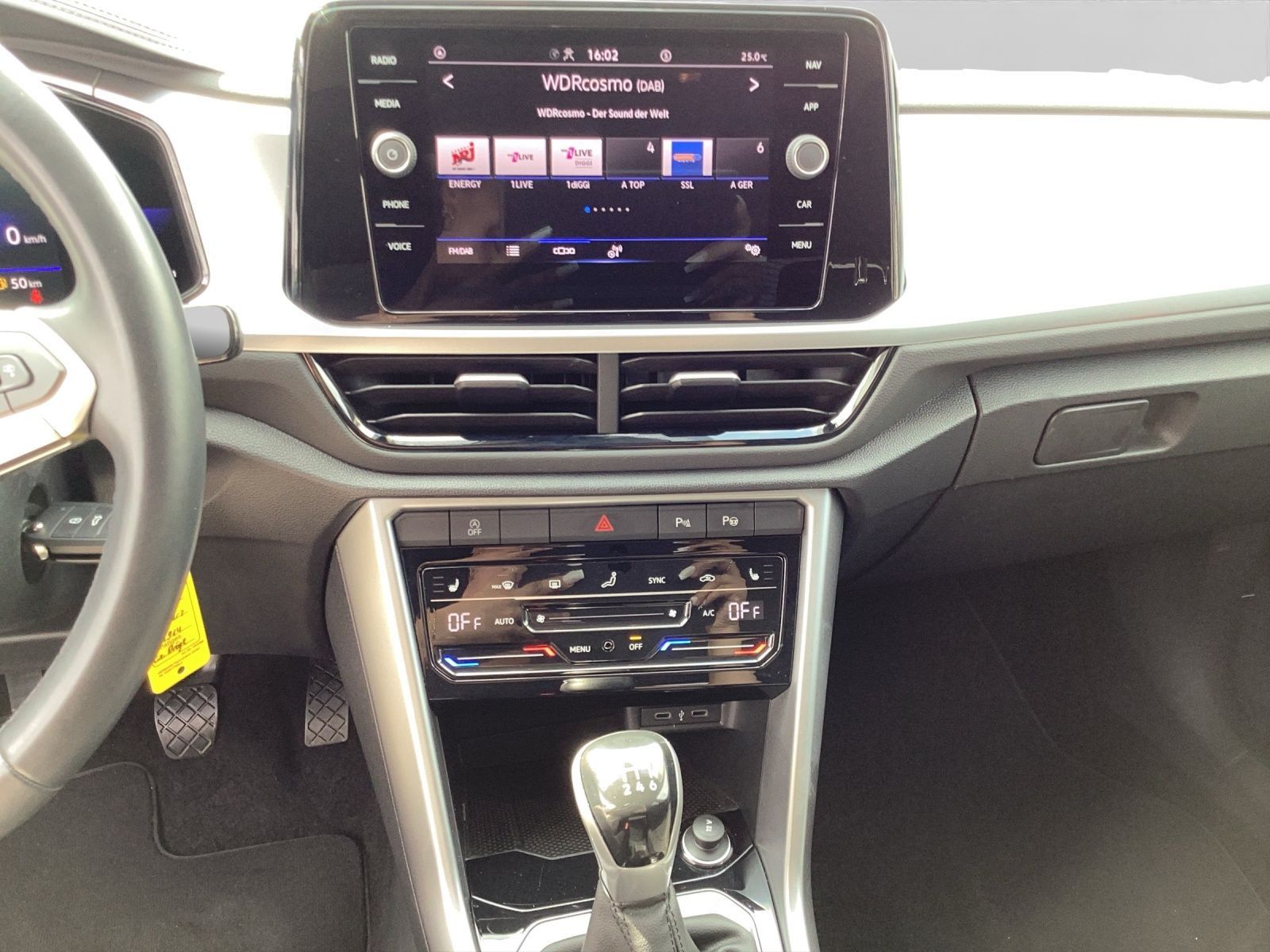 Volkswagen T-Roc 1.0 TSI LIFE - Samsaru's Car Outlet