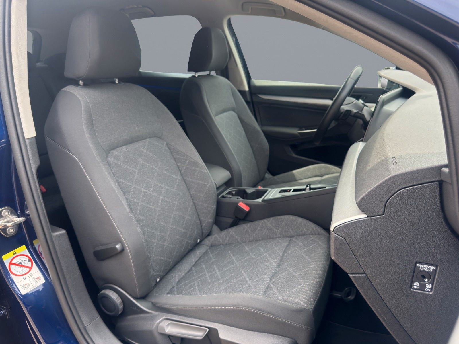 Volkswagen Golf VIII Life eTSI - Samsaru's Car Outlet