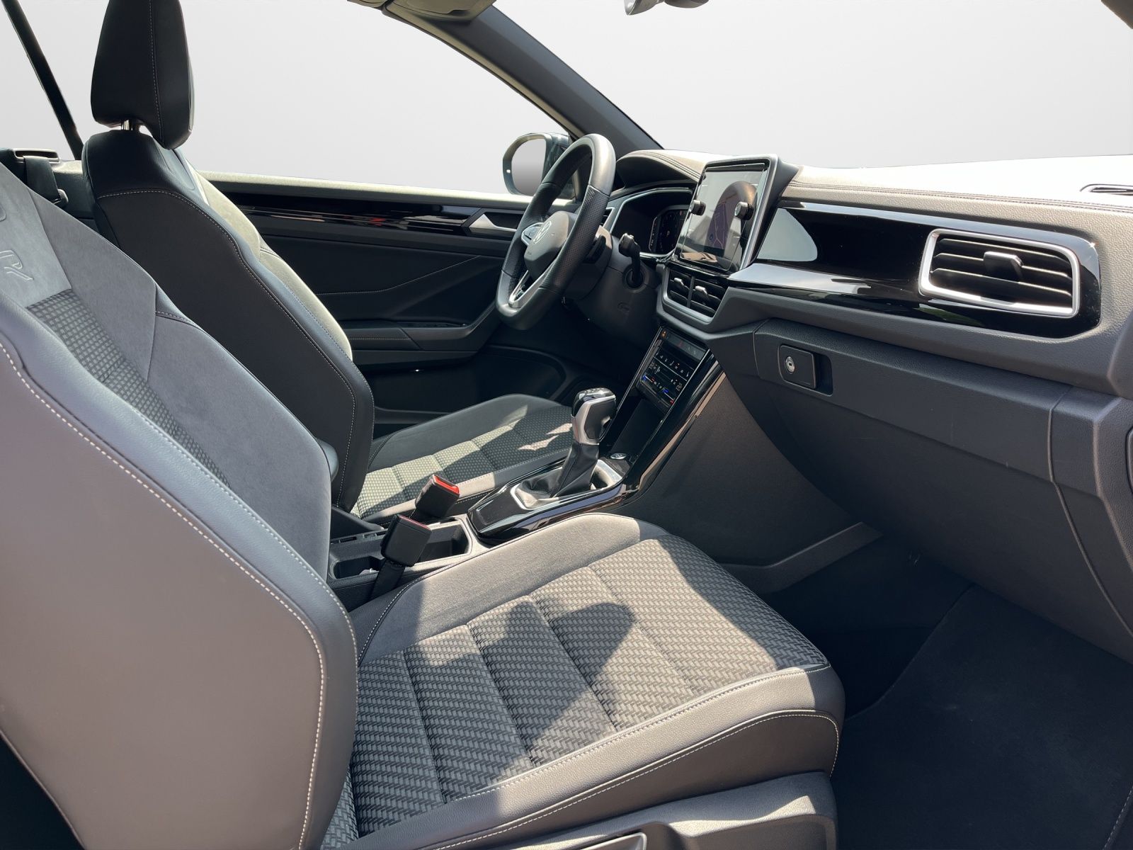 Volkswagen T-Roc Cabriolet 1.5 TSI DSG R-Line - Samsaru's Car Outlet