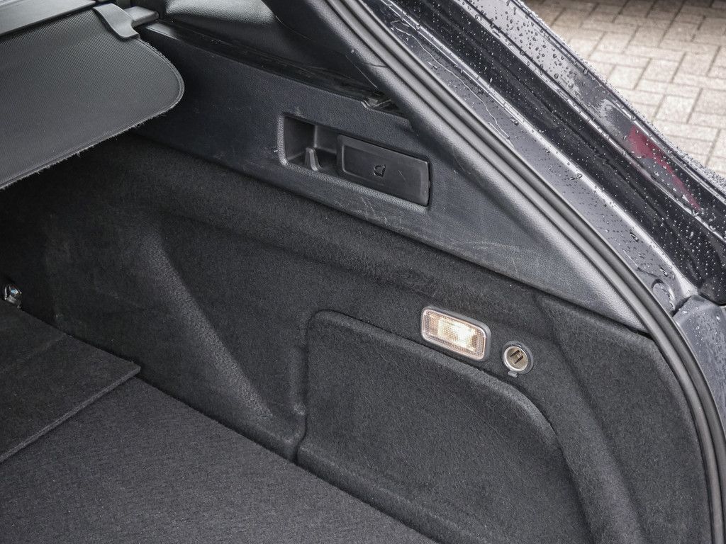 Toyota Corolla Touring Sports 2.0 Hybrid Business - Samsaru's Car Outlet