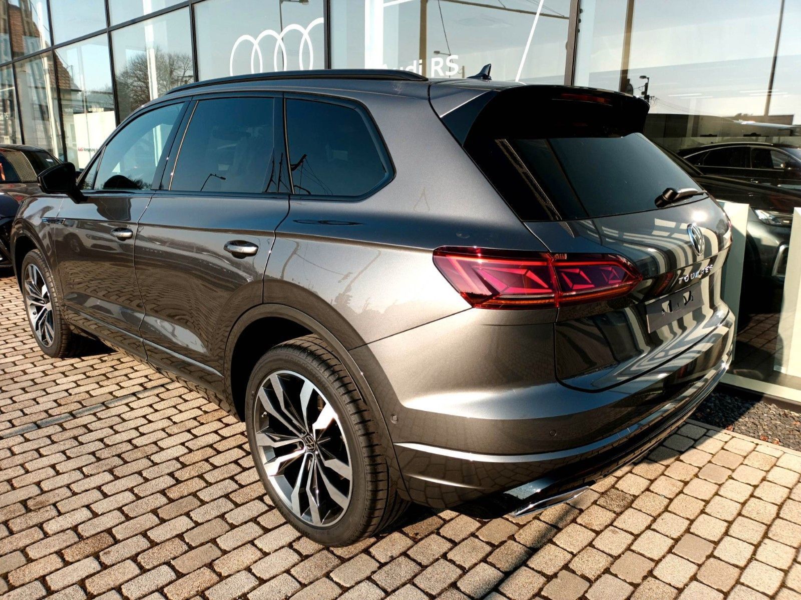 Volkswagen Touareg 3.0 TDI R-Line - Samsaru's Car Outlet