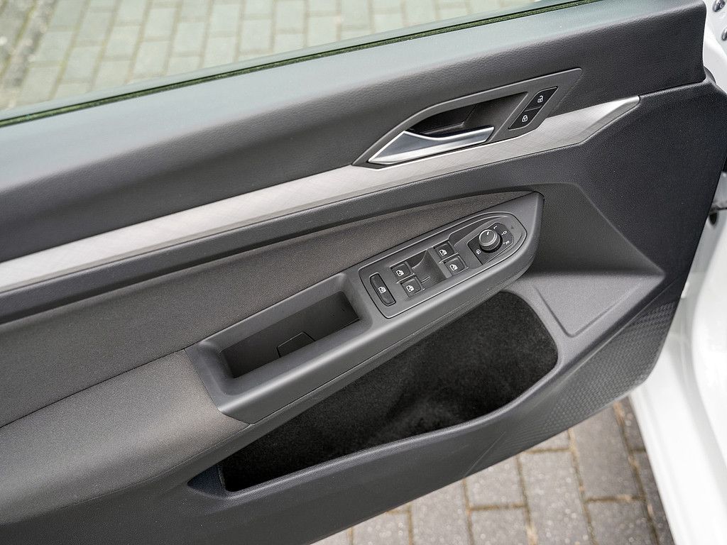 Volkswagen Golf VIII 1.0 eTSI Life - Samsaru's Car Outlet