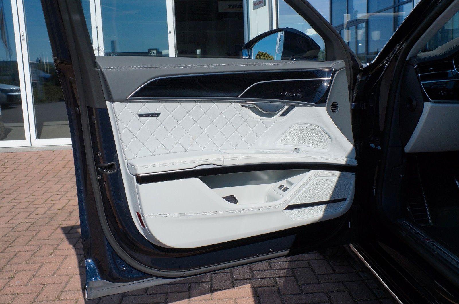 Audi A8L S line 60 TFSIe 4-Sitzer - Samsaru's Car Outlet