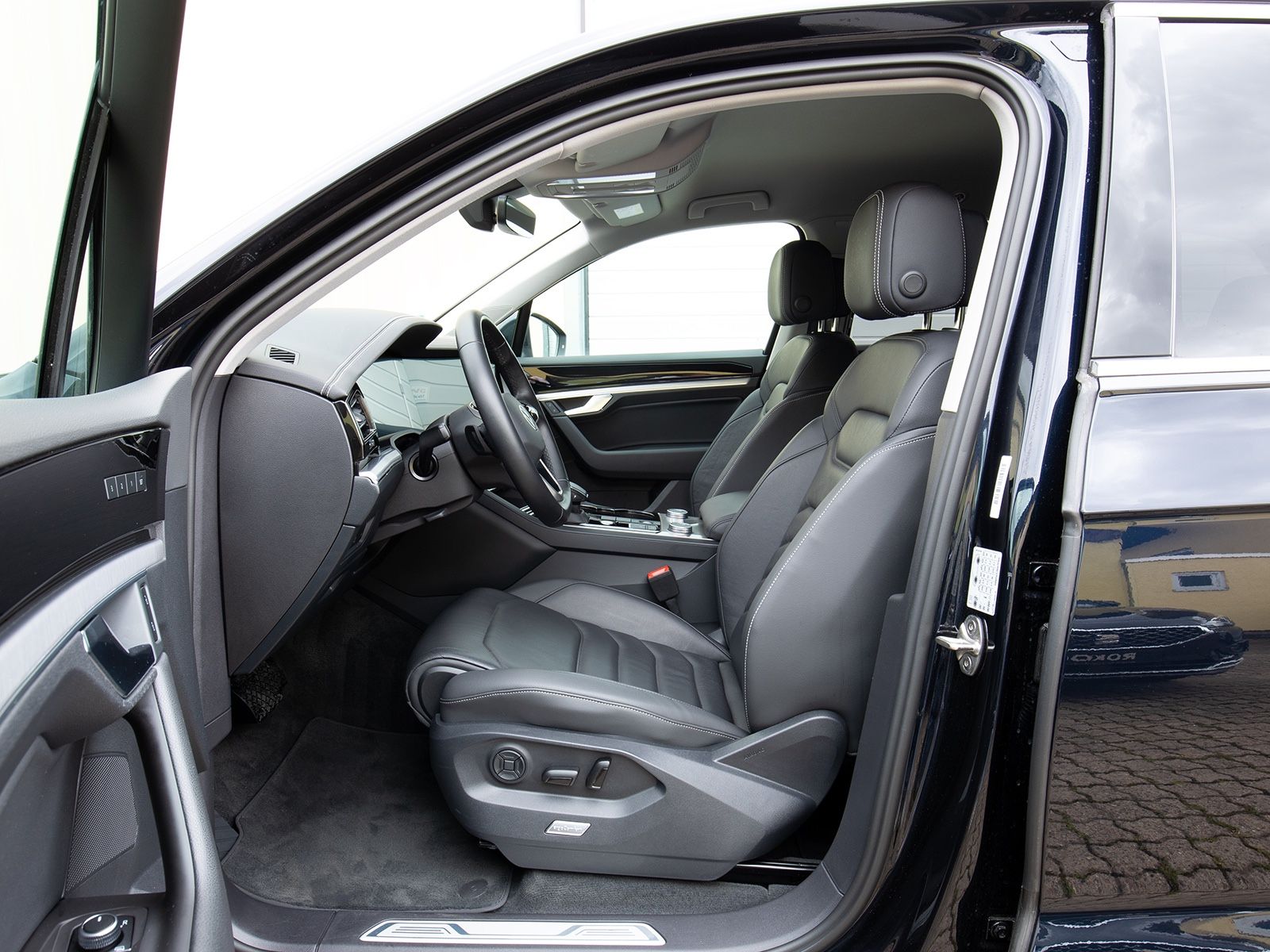 Volkswagen Touareg R-Line - Samsaru's Car Outlet
