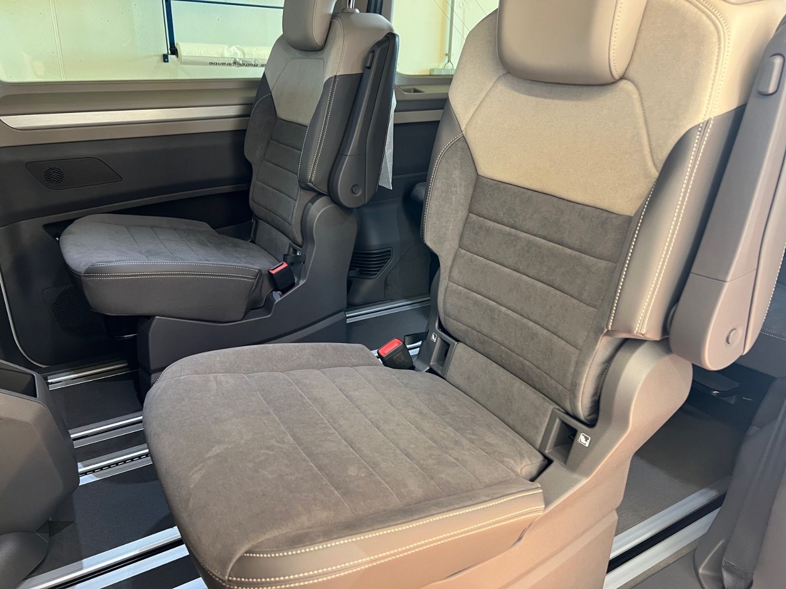 Volkswagen T7 Multivan 2.0 TDI Edition - Samsaru's Car Outlet