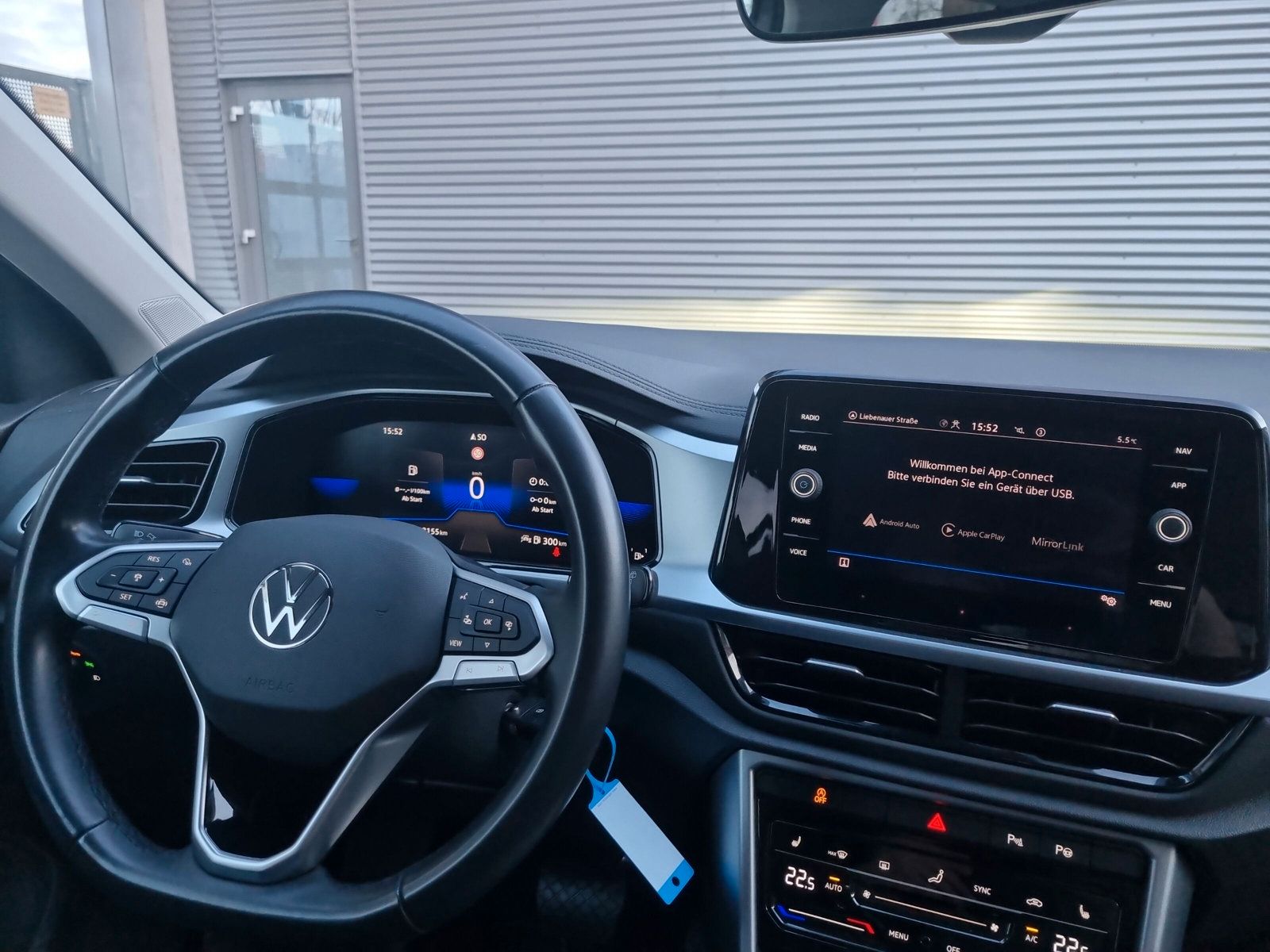 Volkswagen T-Roc 1.5 TSI DSG Life - Samsaru's Car Outlet
