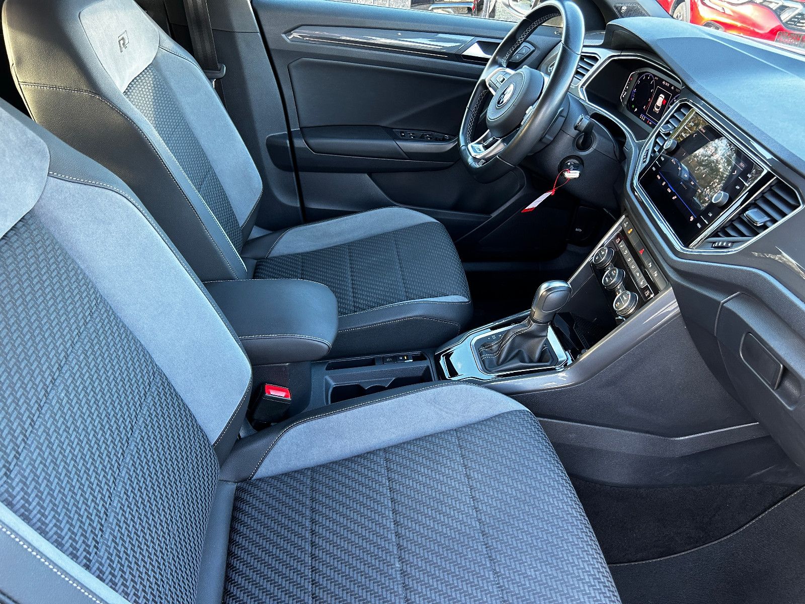 Volkswagen T-Roc Sport R-Line - Samsaru's Car Outlet