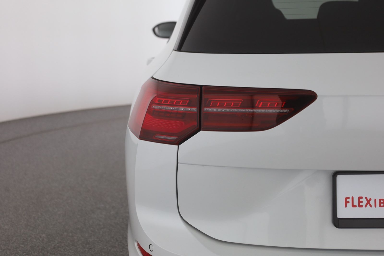 Volkswagen Golf VIII Variant 2.0 TSI DSG R-Line - Samsaru's Car Outlet